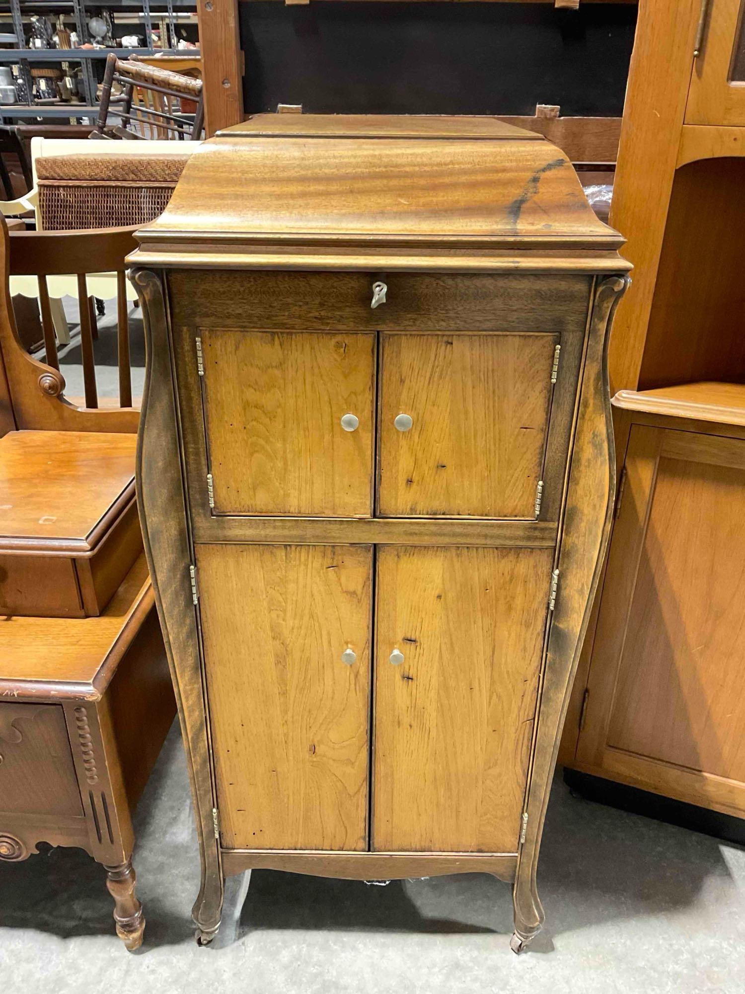 Antique Victor Talking Machine Co. Victrola Model VV-XI in Handsome Quarter Sawn Oak Wood Cabinet.: Antique Victor Talking Machine Co. Victrola Model VV-XI in Handsome Quarter Sawn (tiger) Oak Wood Cabinet. Includes a few records. The Victrola VV-XI (or "Victrola the Eleventh") is an antiq