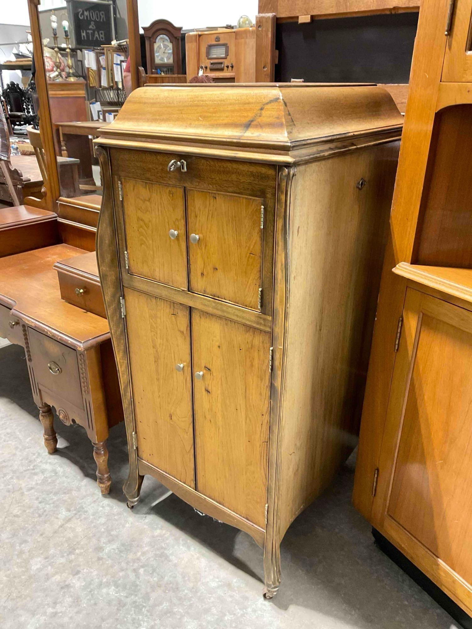 Antique Victor Talking Machine Co. Victrola Model VV-XI in Handsome Quarter Sawn Oak Wood Cabinet. - 2