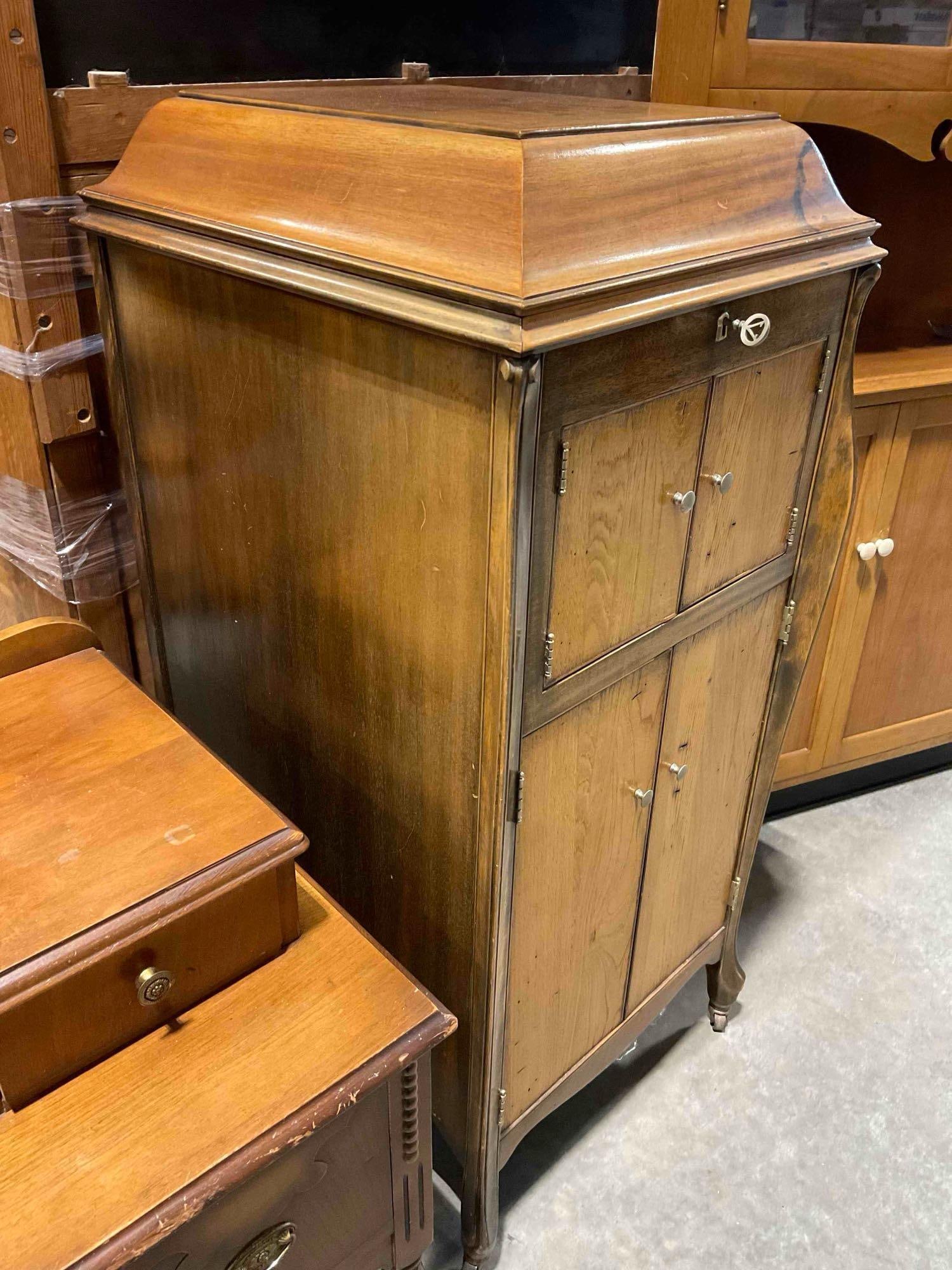 Antique Victor Talking Machine Co. Victrola Model VV-XI in Handsome Quarter Sawn Oak Wood Cabinet. - 3