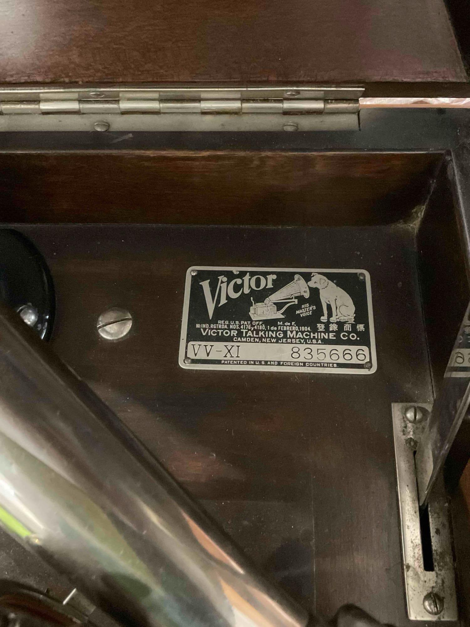 Antique Victor Talking Machine Co. Victrola Model VV-XI in Handsome Quarter Sawn Oak Wood Cabinet. - 6