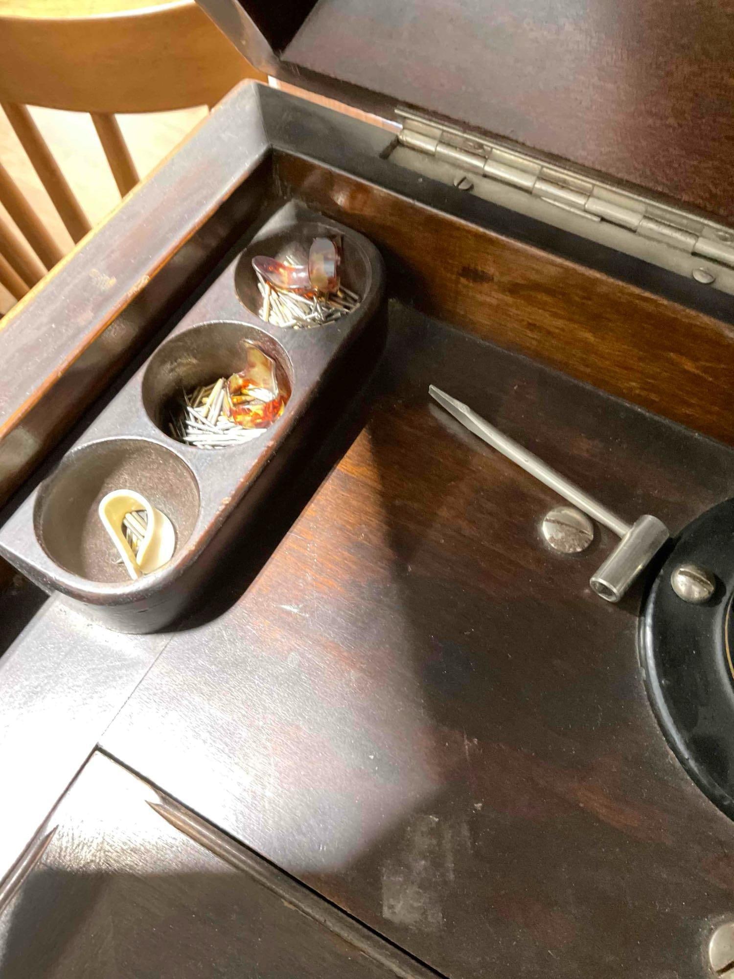 Antique Victor Talking Machine Co. Victrola Model VV-XI in Handsome Quarter Sawn Oak Wood Cabinet. - 7