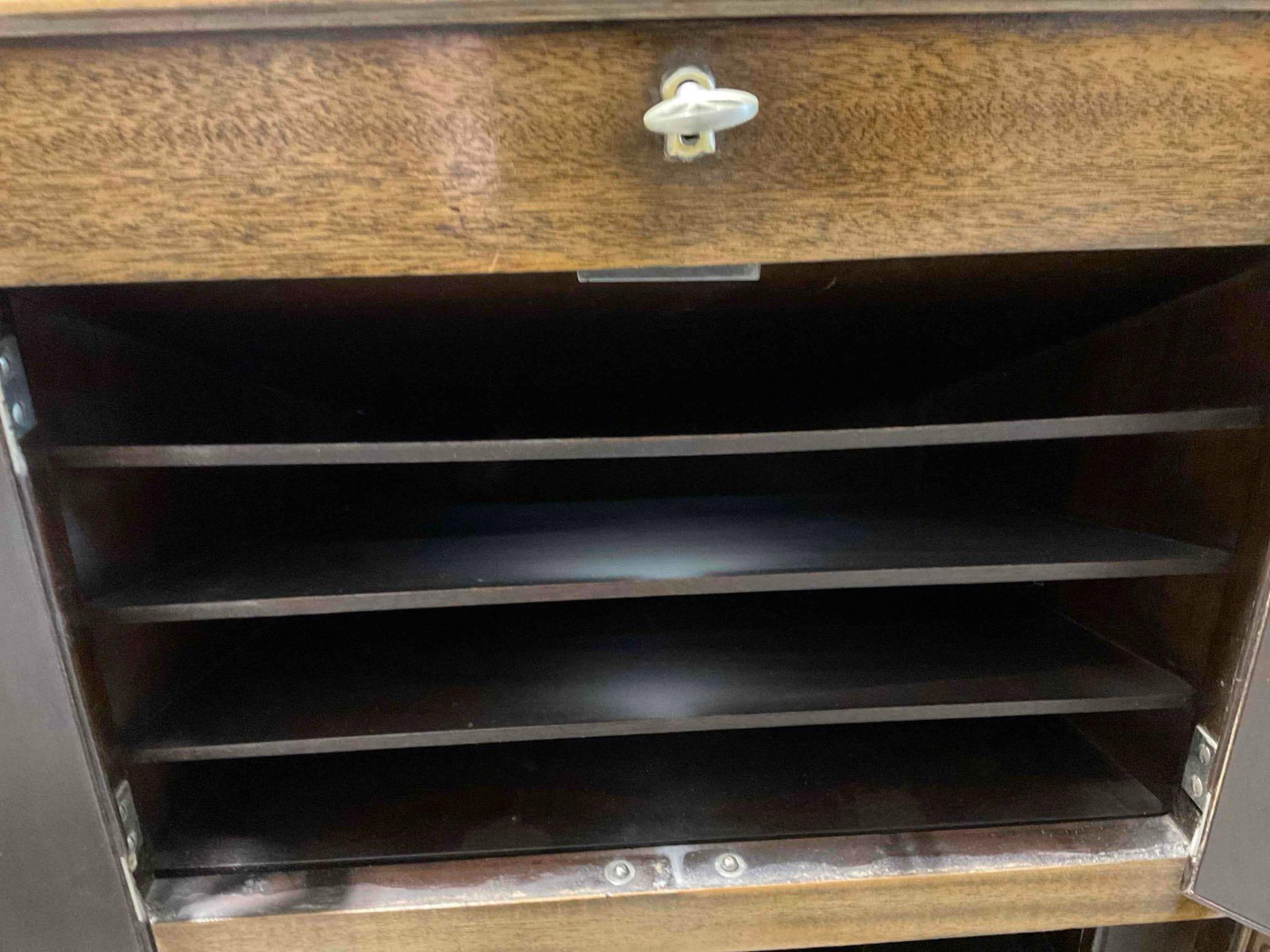 Antique Victor Talking Machine Co. Victrola Model VV-XI in Handsome Quarter Sawn Oak Wood Cabinet. - 9