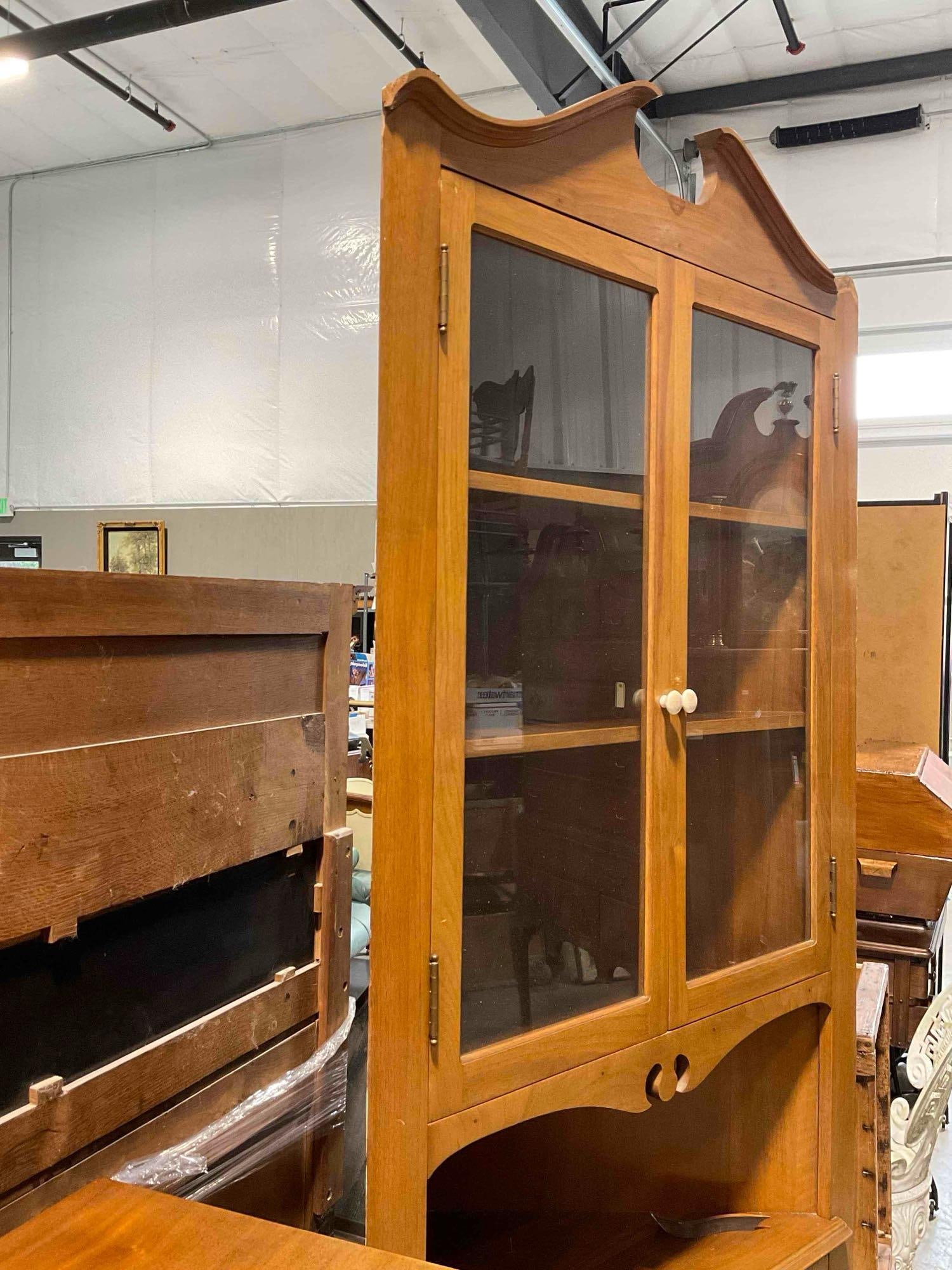 Vintage Maple? Wood Corner Curio Display Case w/ Glass Fronted Cabinet & Floral Knobs. - 3