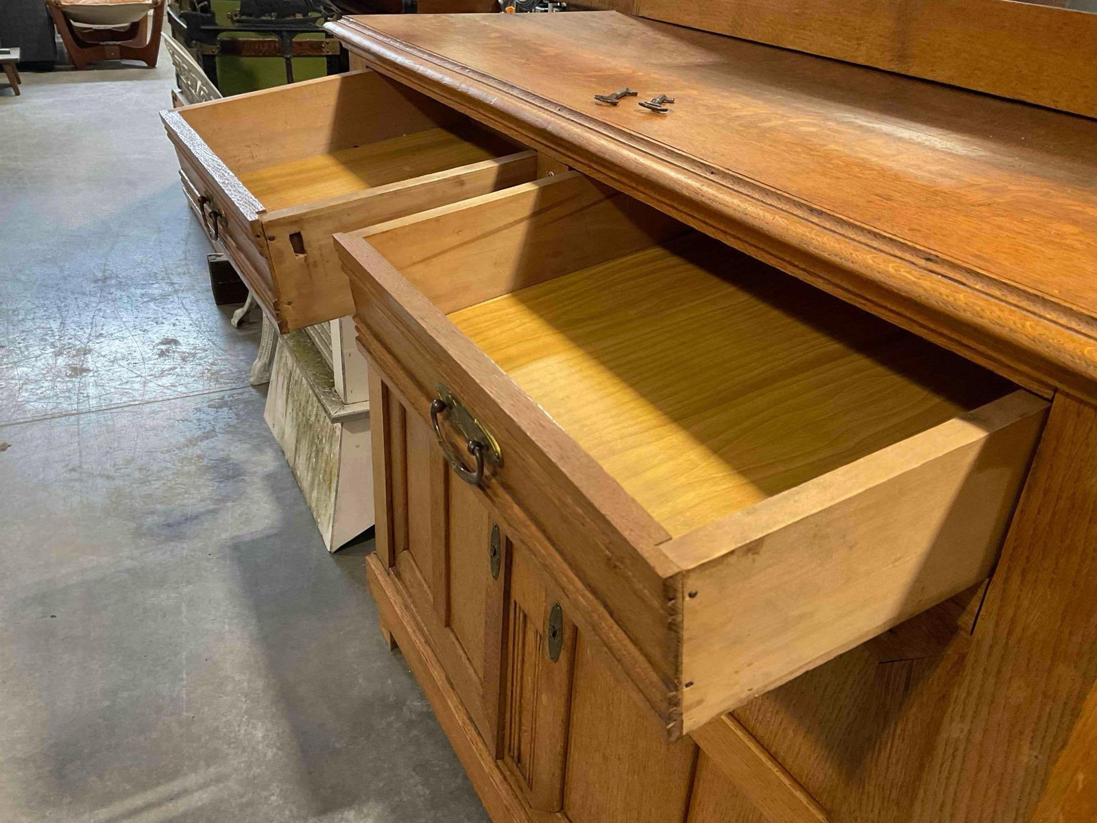 Antique? Arts & Crafts Style Quarter Sawn Tiger Oak Buffet Sideboard w/ Mirrored Backsplash. - 7