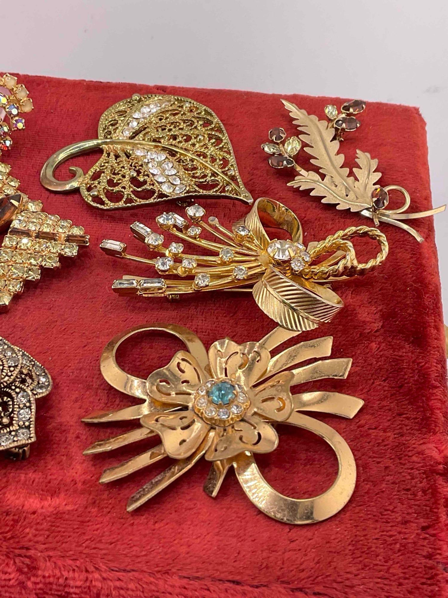 13 pcs Vintage Ladies' Gold Toned Rhinestone Brooch Collection, incl. Sarah Coventry. See pics. - 3