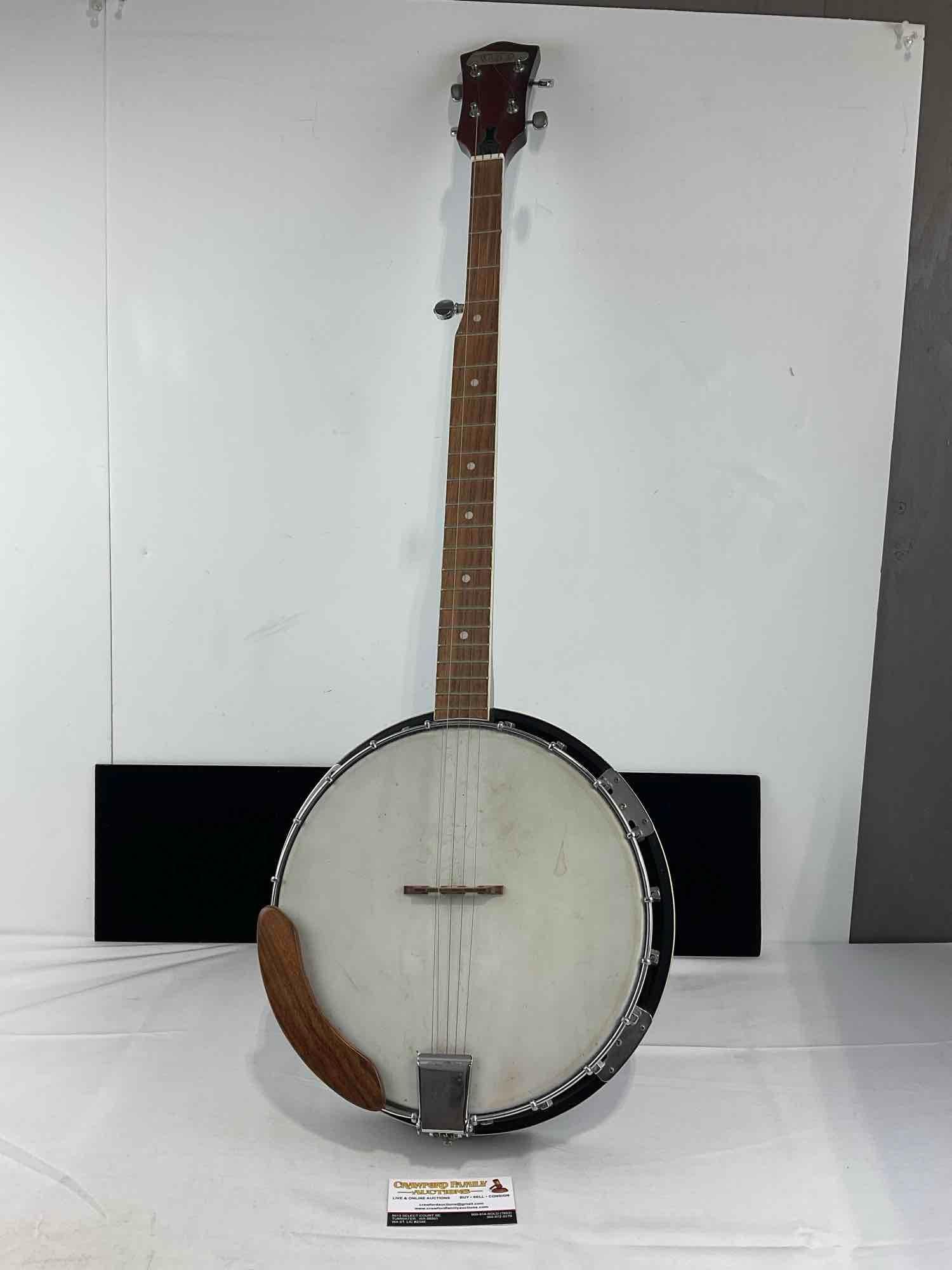 Vintage 1960s Melody Pines Banjo, made in Japan, 5 string, Wooden Armrest: Some wear can be seen, an indentation on the headstock, some scratches & knicks in the finish of the back. See pics for condition. Measures approx 40h x 14w x 7d inches. E-6420 *Special Shipp