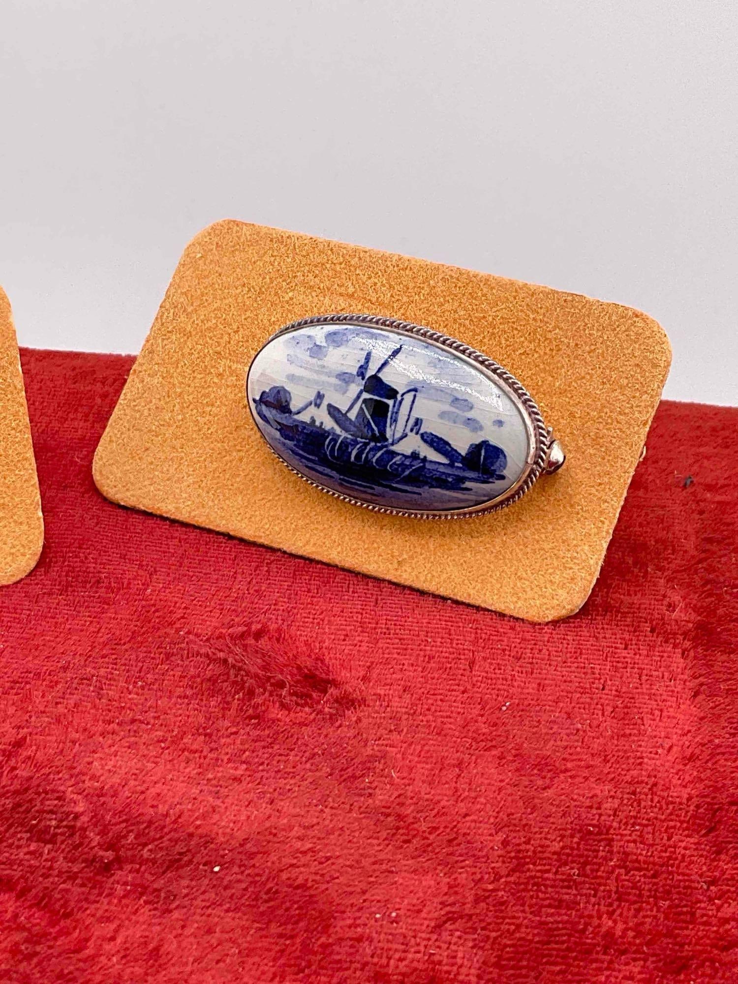2 pcs Vintage Dutch Delft Blue & White Ceramic & Silver Toned Brooch Pins. See pics. - 2