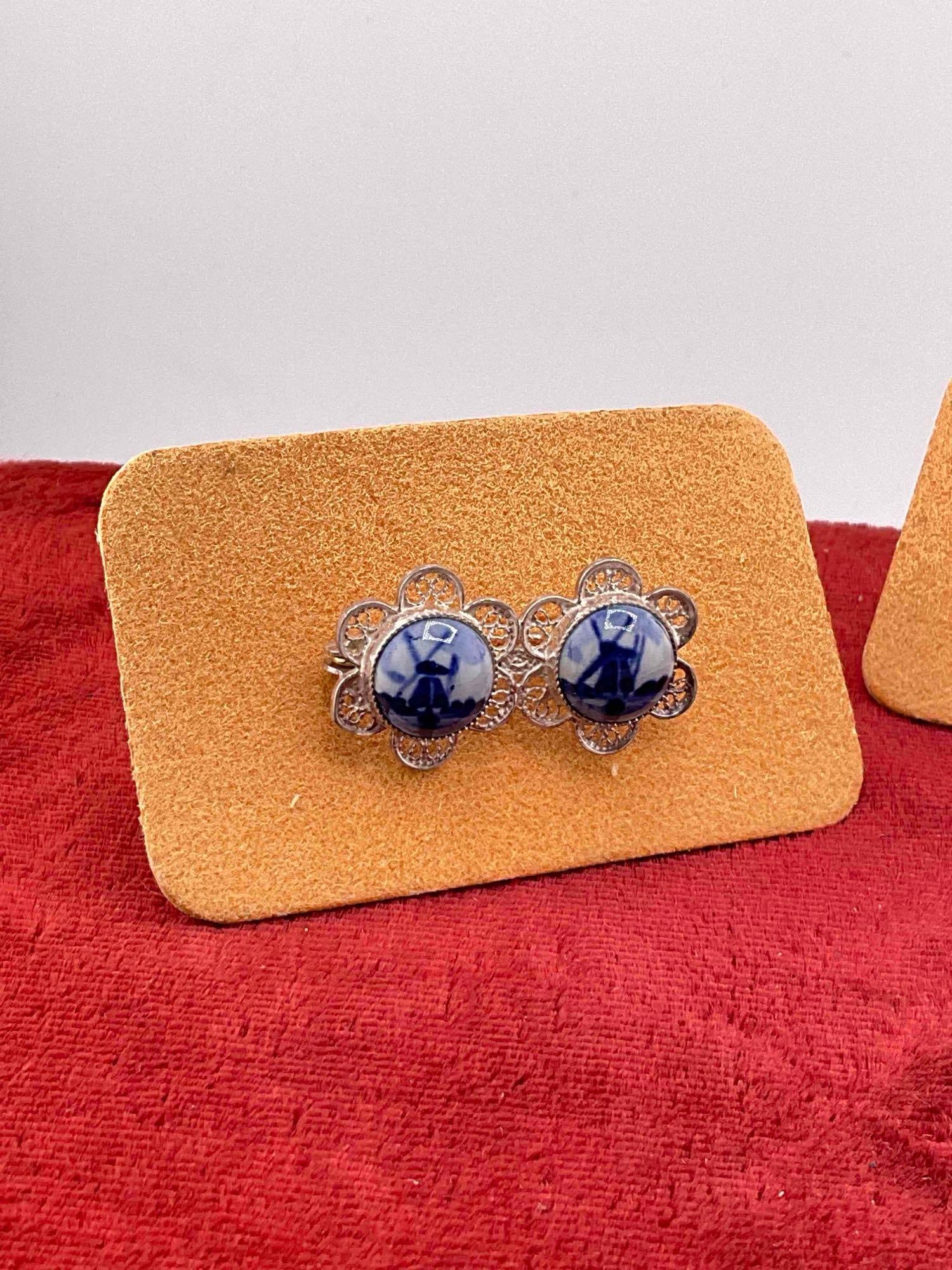 2 pcs Vintage Dutch Delft Blue & White Ceramic & Silver Toned Brooch Pins. See pics. - 3