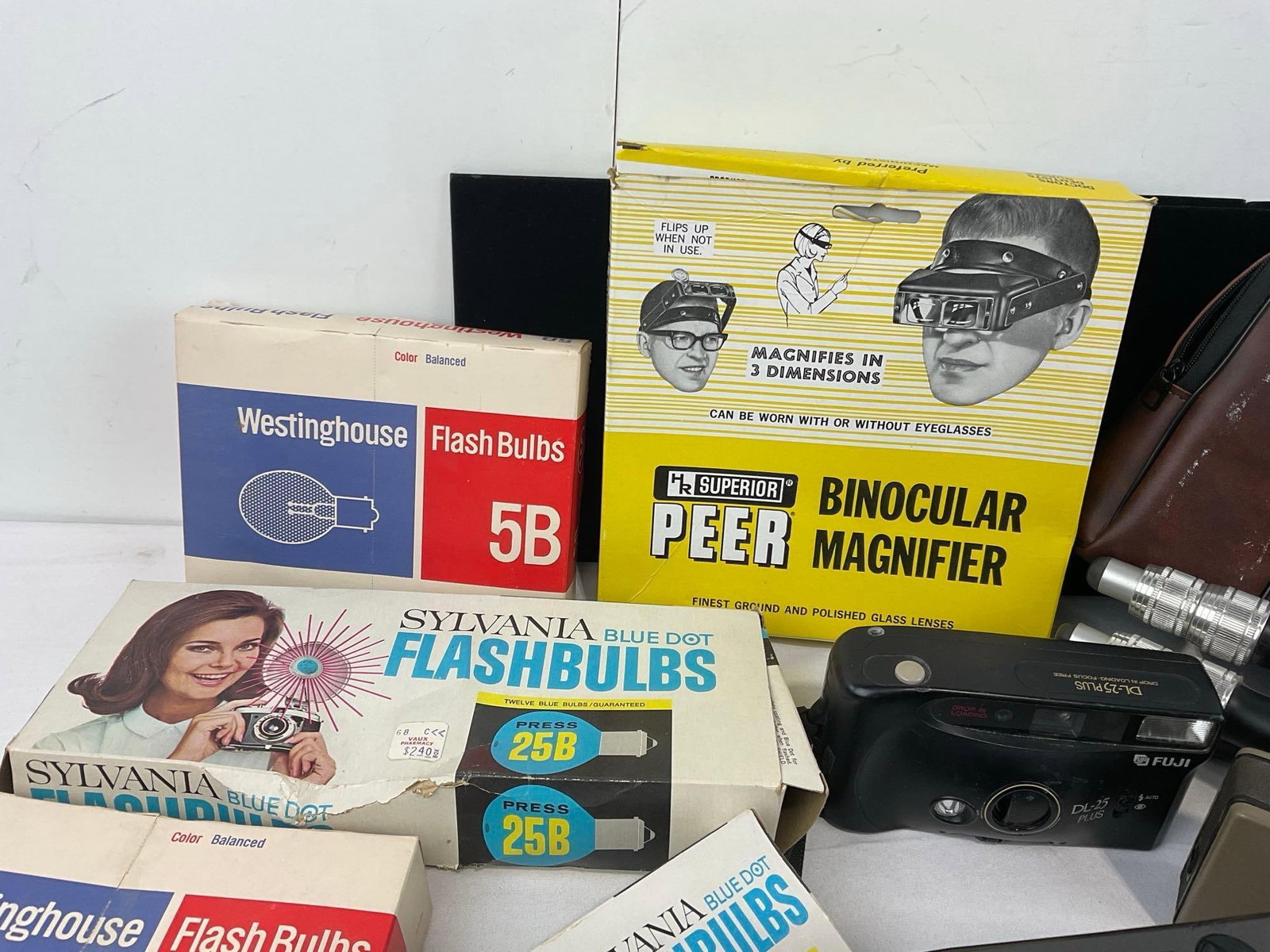 Vintage Cameras, & Equipment, Star-D Conquest Tripod by Davidson, Flashbulbs, Leather Case - 2