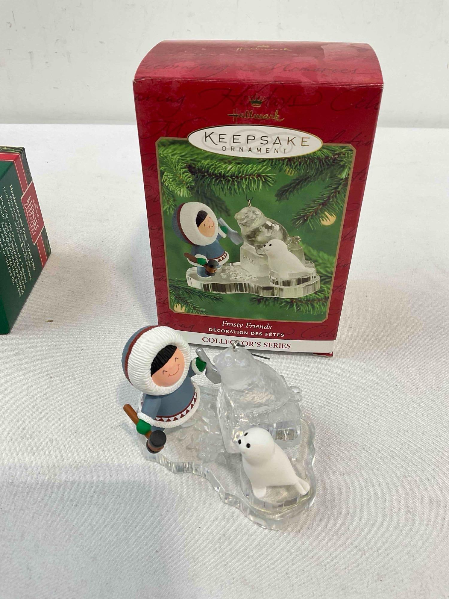 20 pcs Hallmark Keepsake Christmas Tree Ornaments in Original Boxes, Modern & Vintage. See pics. - 6