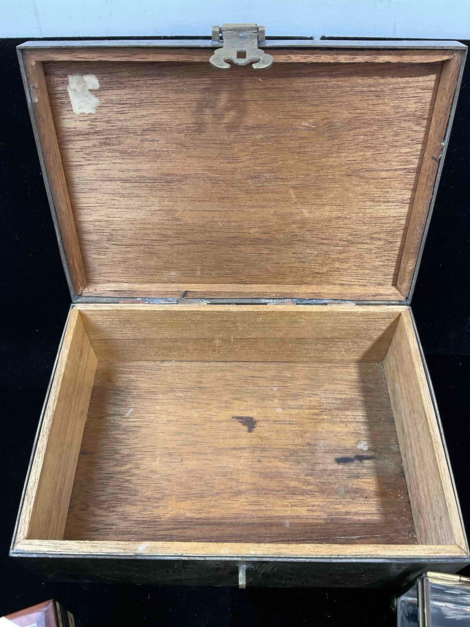 4 pcs Vintage Collectible Assortment, incl. 3x Boxes & 1x Magnifying Glass. See pics. - 6