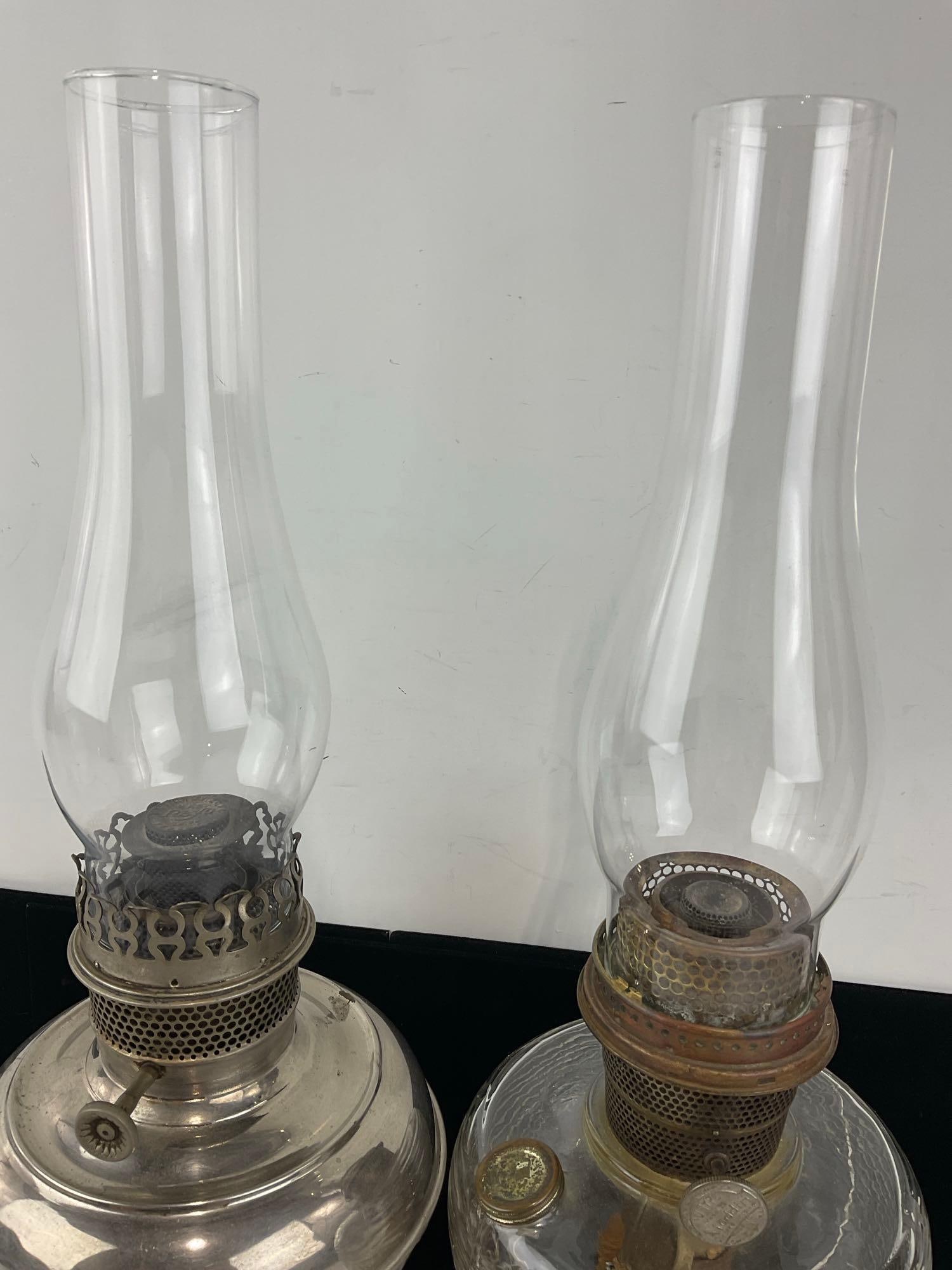 Pair of Vintage Hurricane Oil Lamps, Nu-Type Model B Aladdin & Rayo - 3