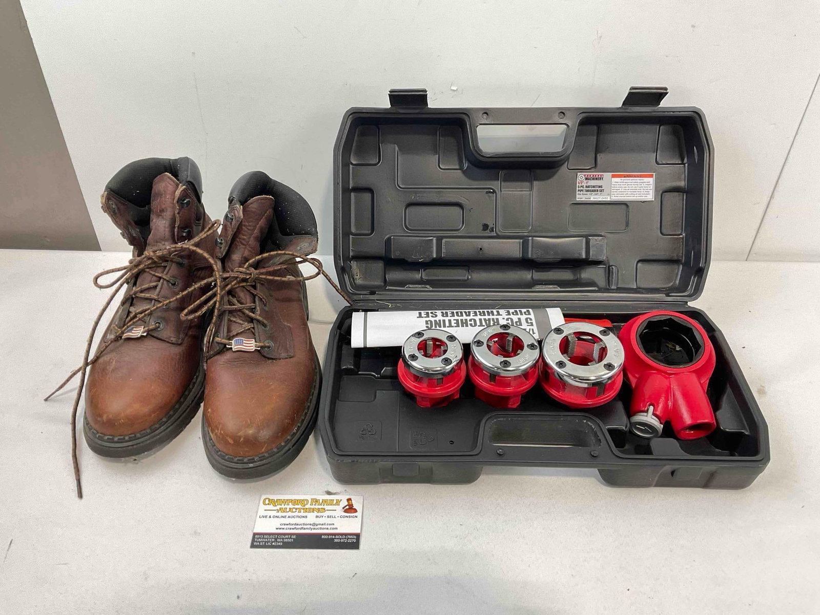 Red Wing Leather Work Boots Size U.S. Men's 9 & 5 pcs .5"-1" Ratcheting Pipe Threader Set.: Red Wing Leather Work Boots Size U.S. Men's 9 & 5 pcs Central Machinery .5"-1" Ratcheting Pipe Threader Set. Shoes have wear indicative of age and use, ratcheting kit looks to be all present, see