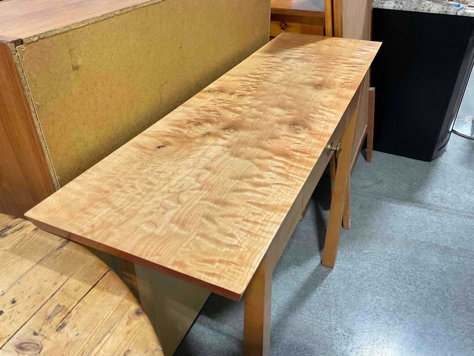 Handsome Burled Maple Wood Console Table w/ Velvet Lined Drawer & Lovely Grain Pattern. - 2