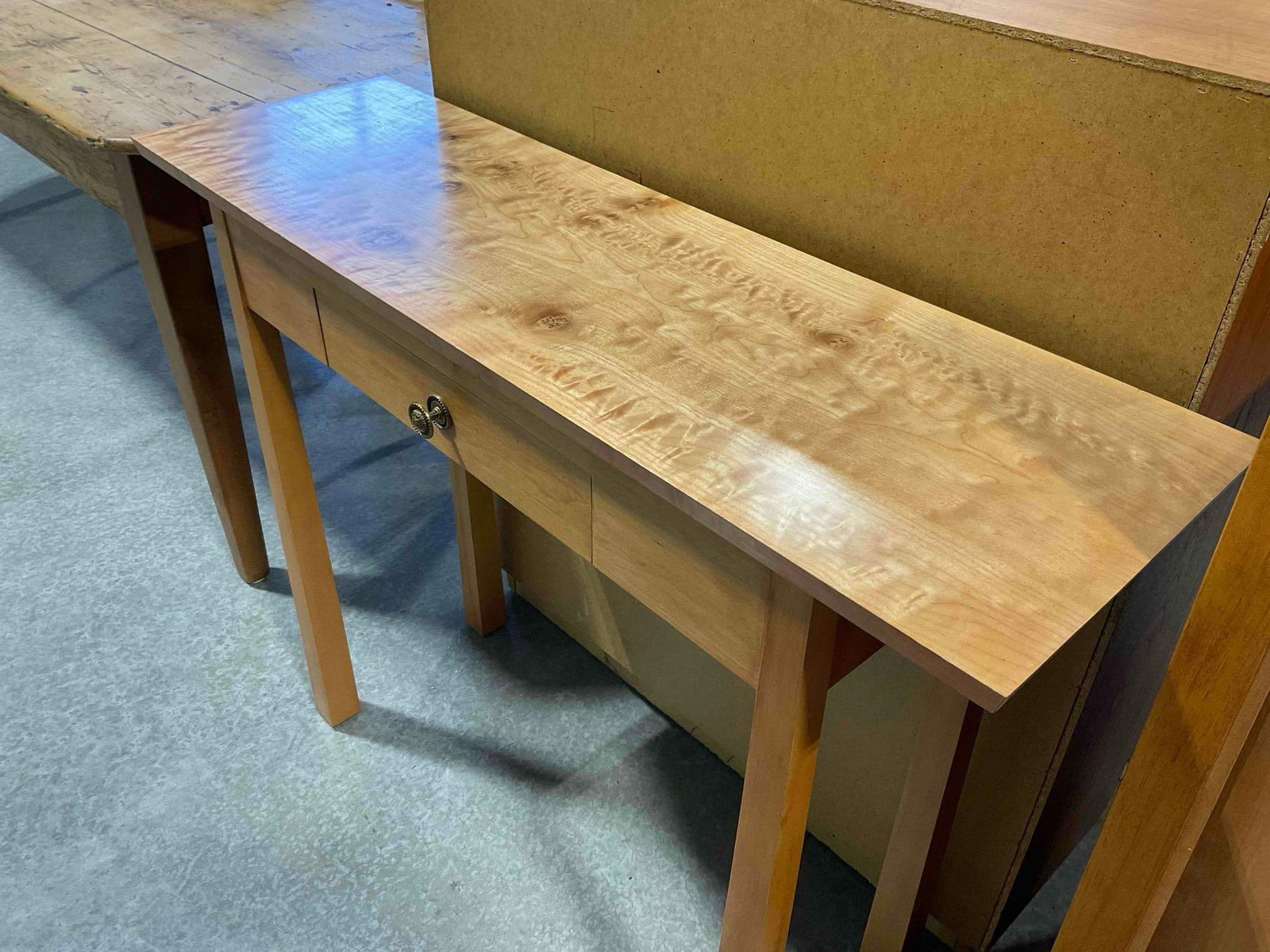 Handsome Burled Maple Wood Console Table w/ Velvet Lined Drawer & Lovely Grain Pattern. - 3