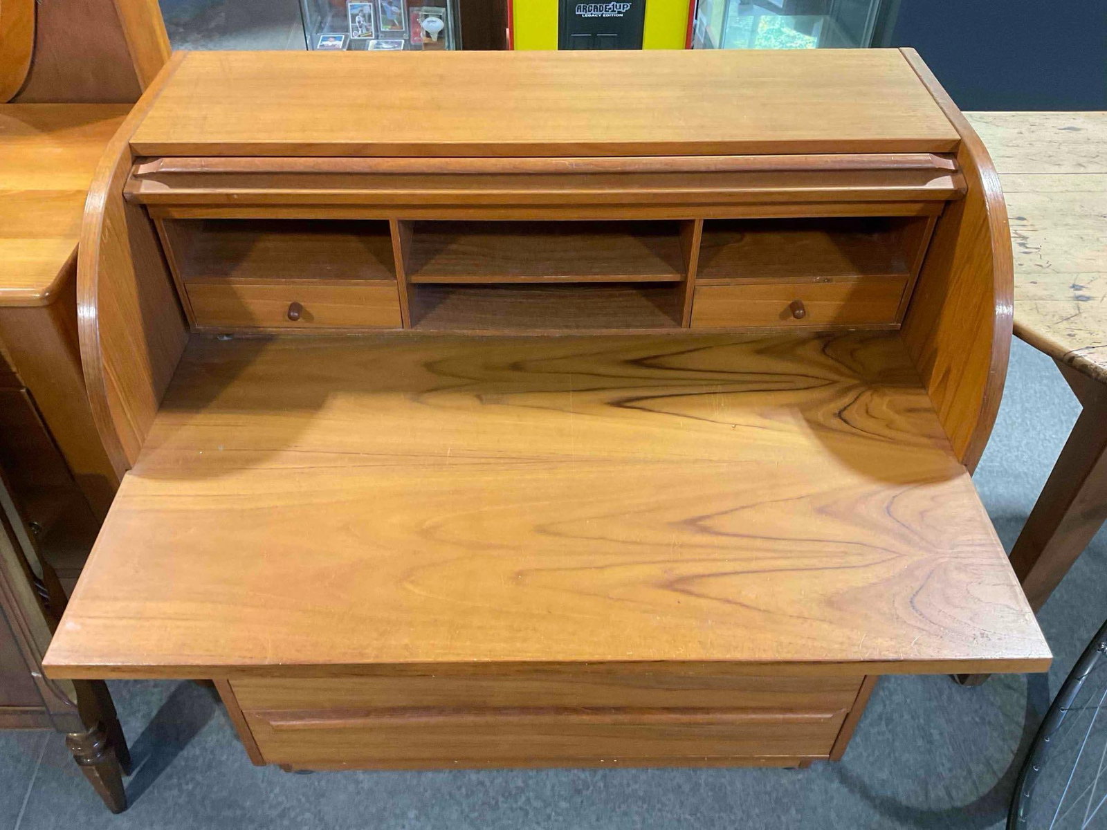 Vintage Mid Century Modern Teak C Roll Top Secretary Desk w/ 6 Drawers & Pull Out Tray. - 4