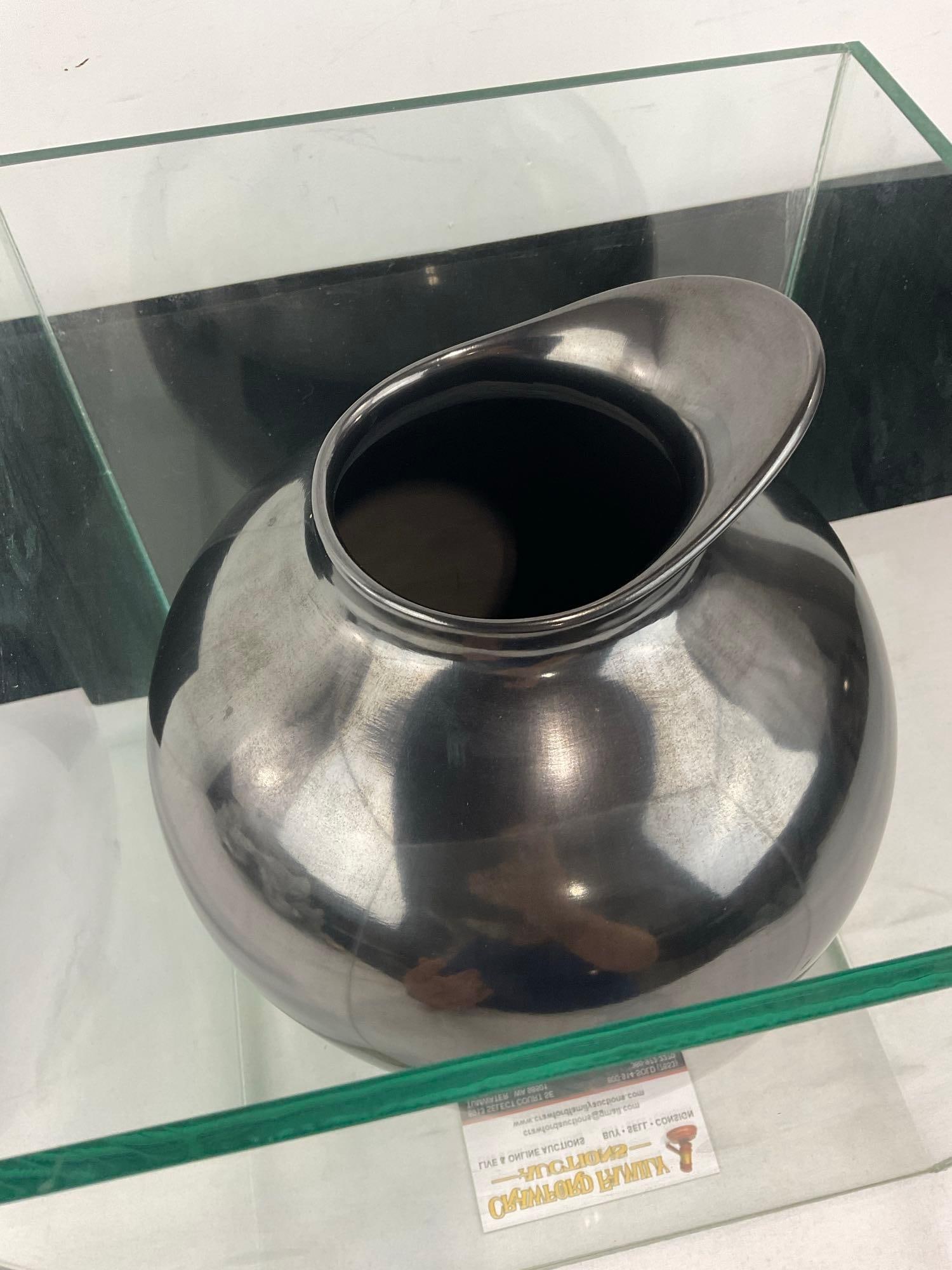 Mexican Mata Ortiz Pottery Shiny Black Polychrome Olla Vase, signed Jose M Martinez, w/Glass Box - 2
