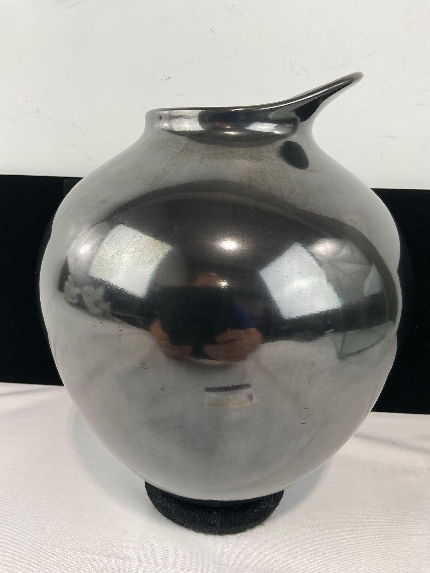 Mexican Mata Ortiz Pottery Shiny Black Polychrome Olla Vase, signed Jose M Martinez, w/Glass Box - 3