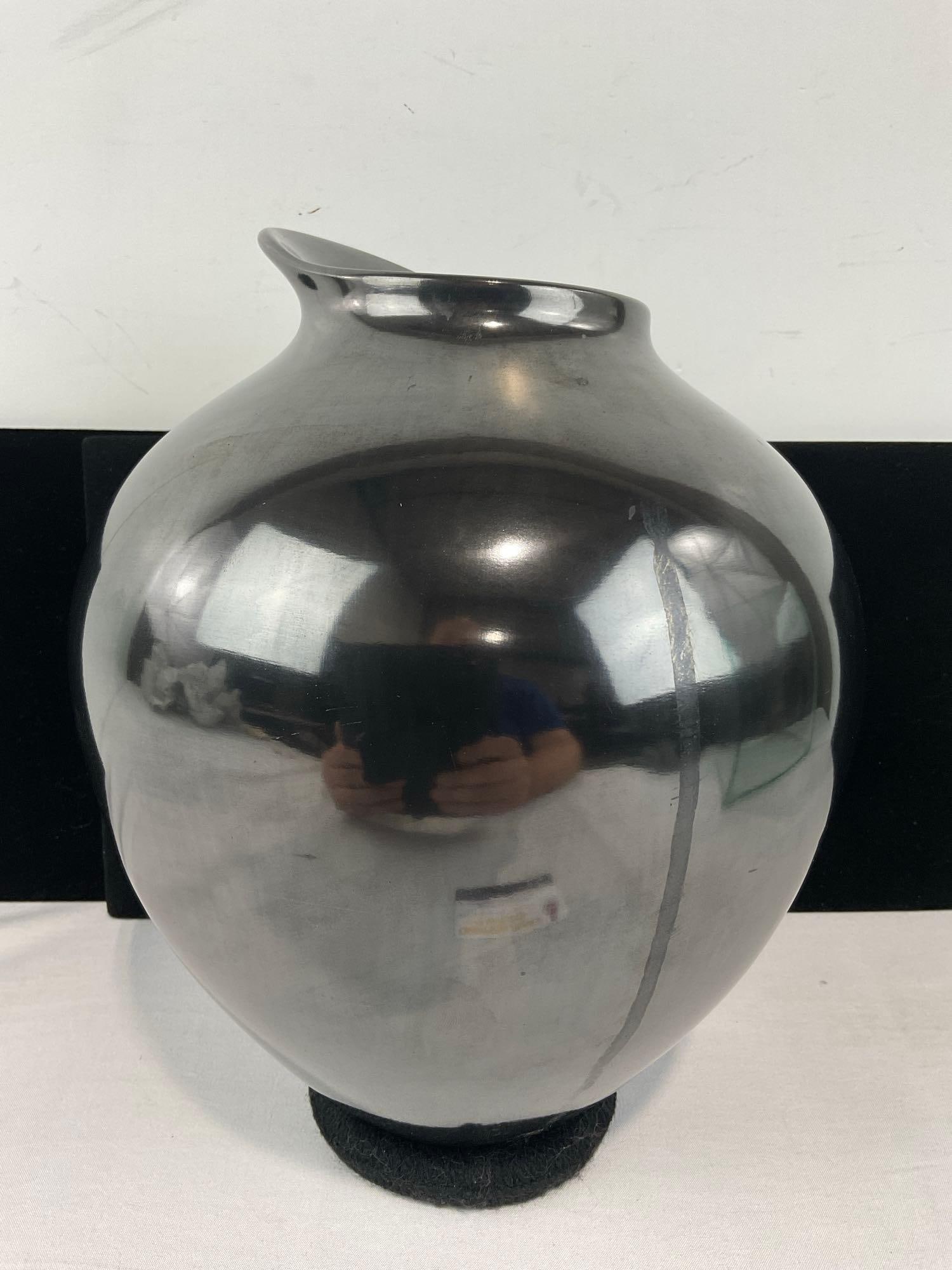 Mexican Mata Ortiz Pottery Shiny Black Polychrome Olla Vase, signed Jose M Martinez, w/Glass Box - 4
