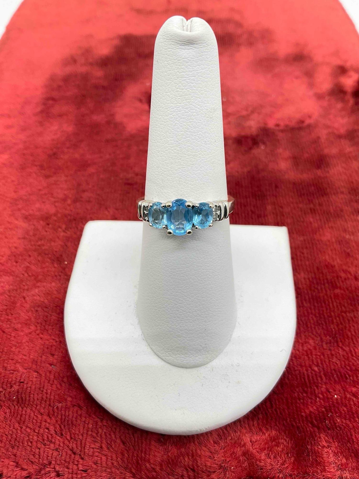 vintage 10K white gold Women's ring w/ Blue topaz stones & diamond chips 2.46 grams sz 7.5: c-6630