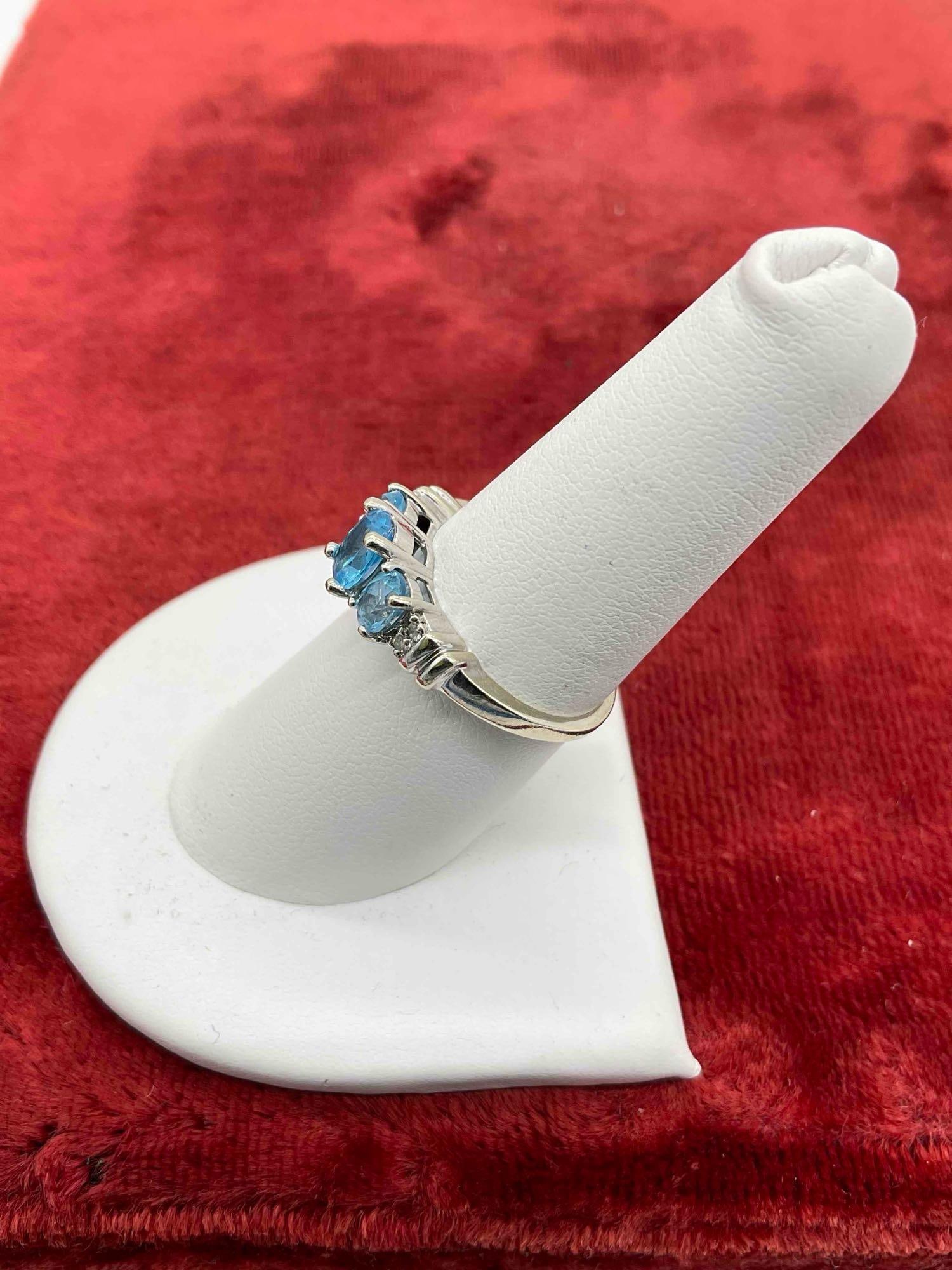 vintage 10K white gold Women's ring w/ Blue topaz stones & diamond chips 2.46 grams sz 7.5 - 2