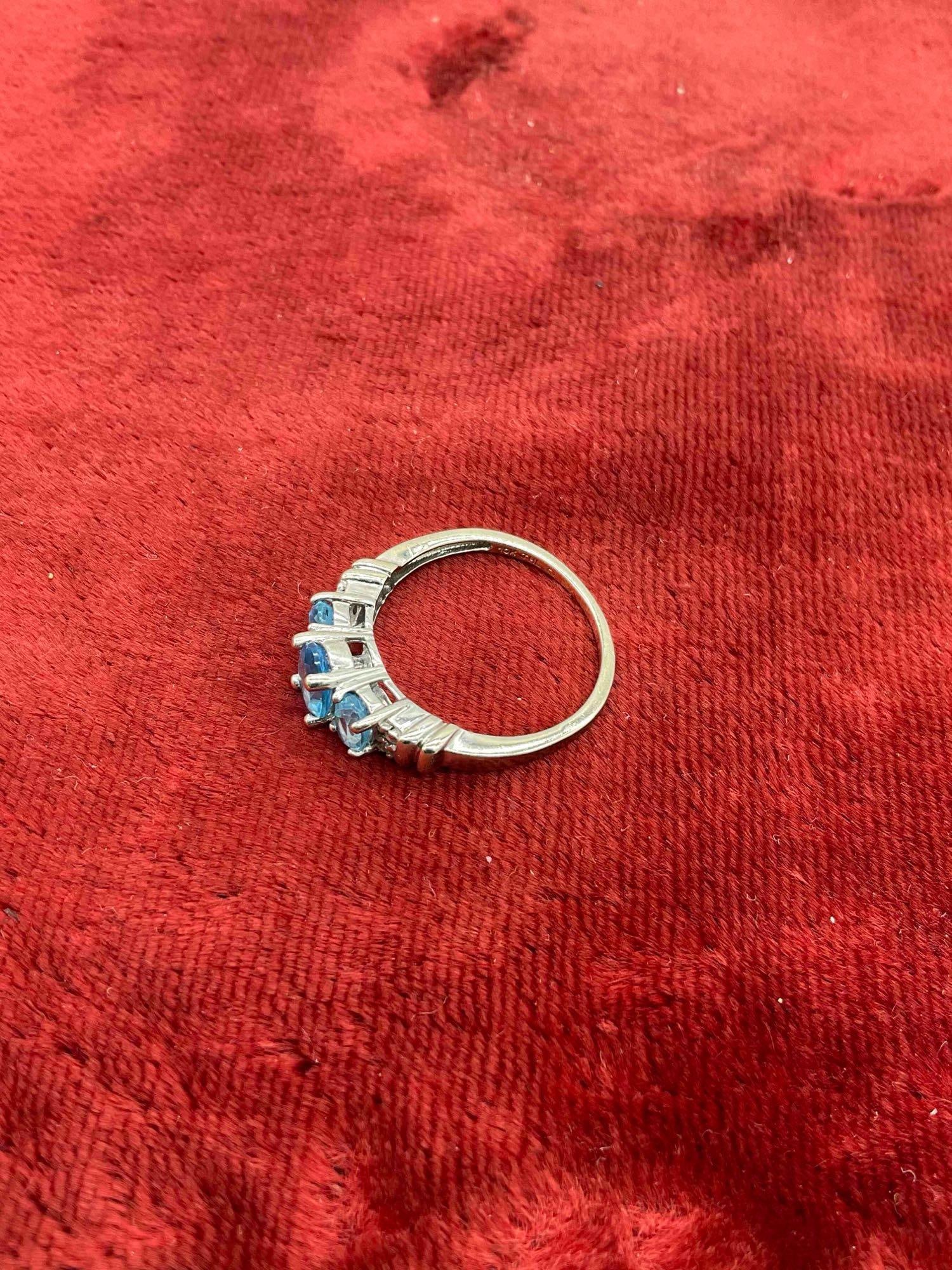 vintage 10K white gold Women's ring w/ Blue topaz stones & diamond chips 2.46 grams sz 7.5 - 4