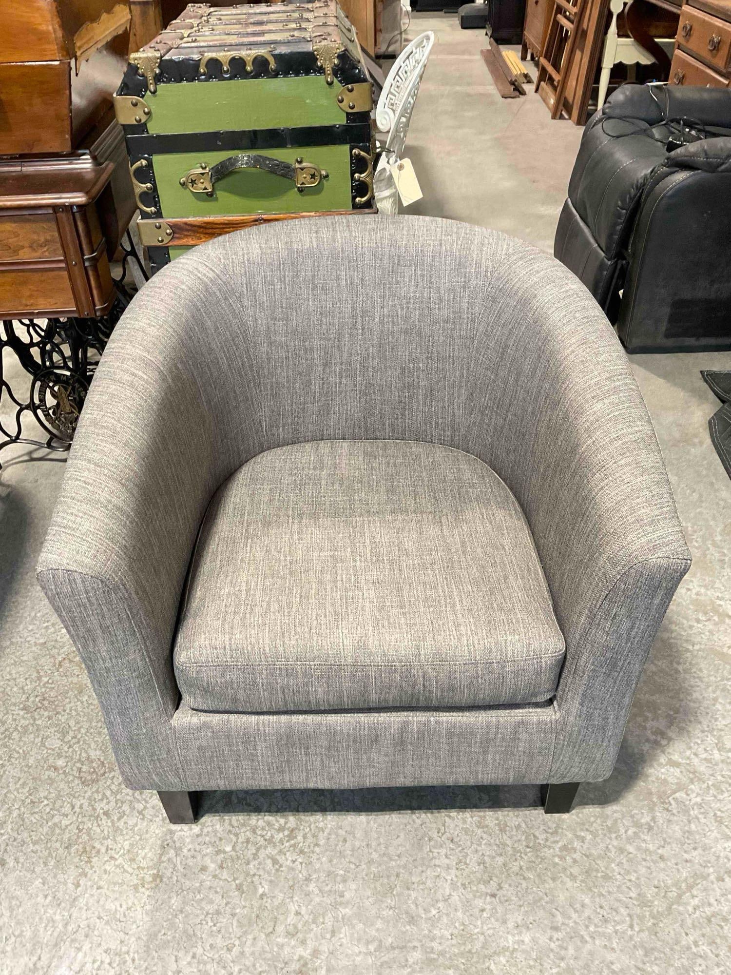 Modern HD Designs Berlin Accent Barrel Chair w/ Heathered Gray Fabric Upholstery. See pics.: Modern HD Designs Berlin Accent Barrel Chair w/ Heathered Gray Fabric Upholstery. Pair to lot 226. No major gaffs or defects, looks to be in fair to good condition, see photos for condition. Measures 