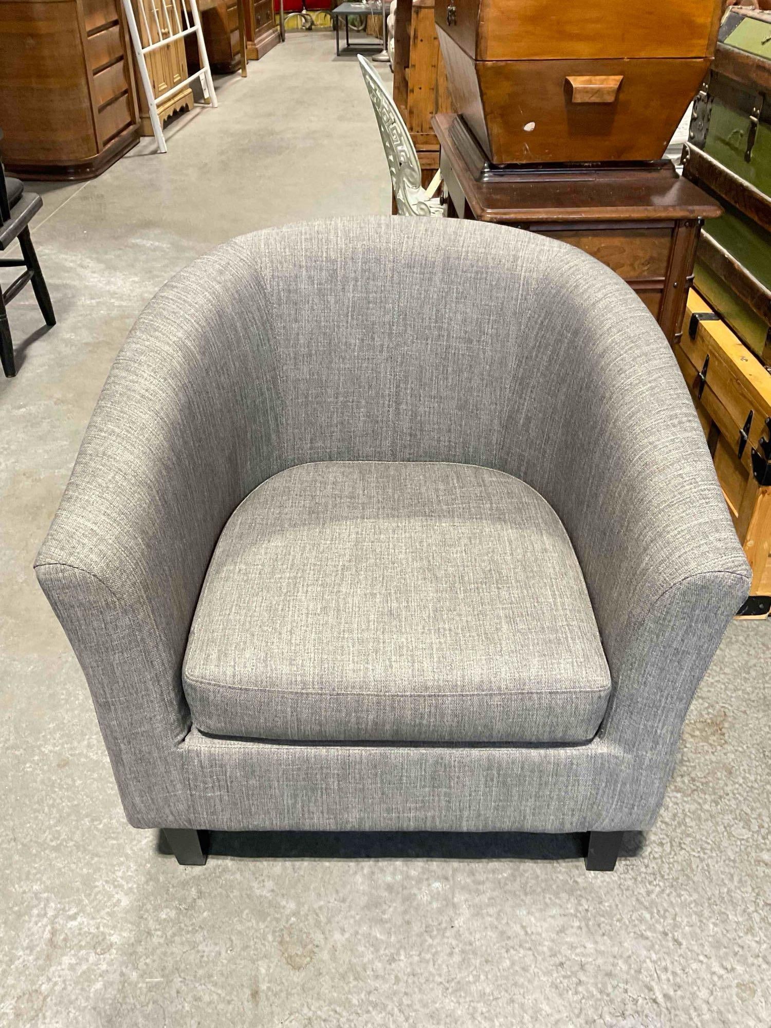 Modern HD Designs Berlin Accent Barrel Chair w/ Heathered Gray Fabric Upholstery.: Modern HD Designs Berlin Accent Barrel Chair w/ Heathered Gray Fabric Upholstery. Pair to lot 227. No major gaffs or defects, looks to be in fair to good condition, see photos for condition. Measures 