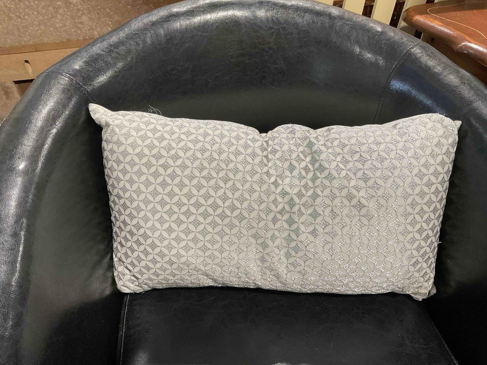 Targeted Marketing Black Faux Leather Barrel Swivel Chair w/ Silver Accent Pillow. See pics. - 4