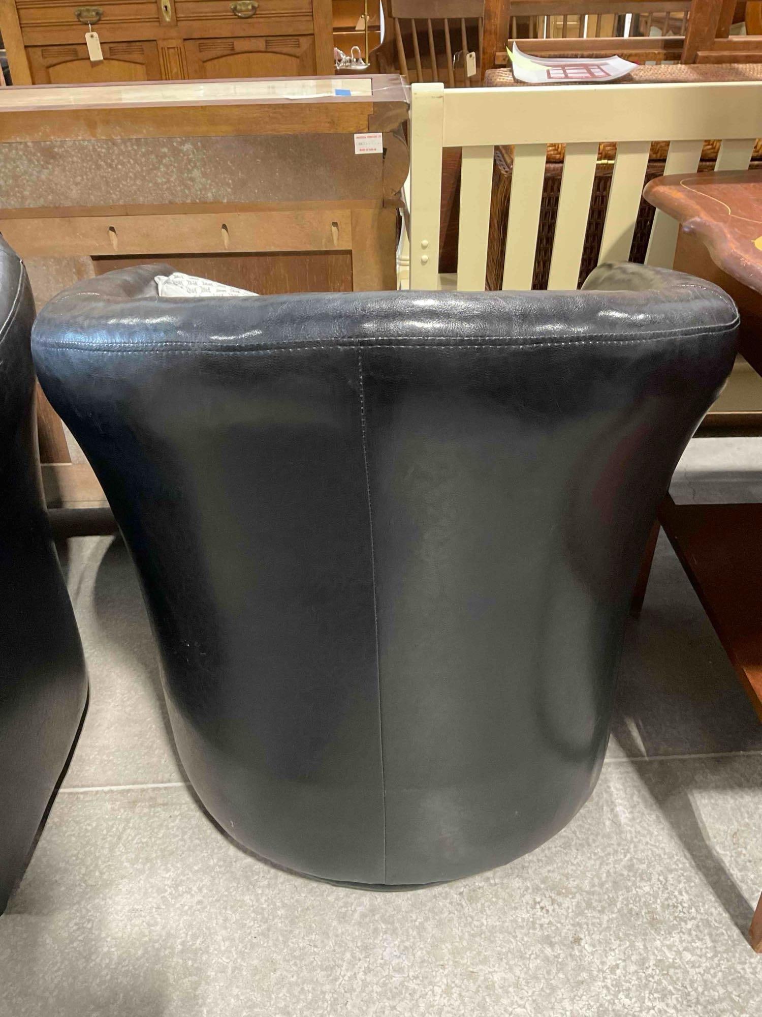 Targeted Marketing Black Faux Leather Barrel Swivel Chair w/ Silver Accent Pillow. See pics. - 6
