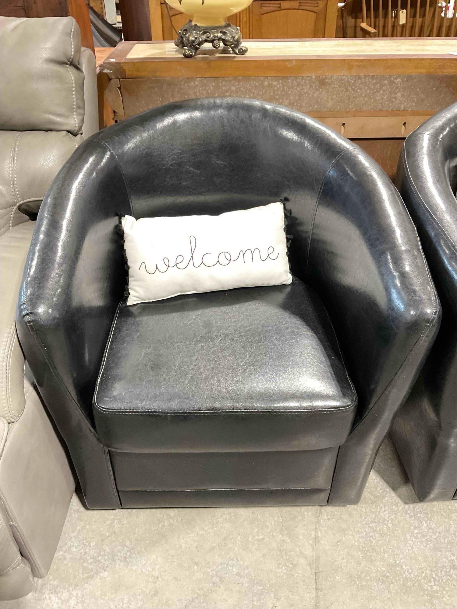 Targeted Marketing Black Faux Leather Barrel Swivel Chair w/ White Accent Pillow. See pics.: Targeted Marketing Black Faux Leather Barrel Swivel Chair w/ White Accent Pillow. Twin to lot 229. Minor wear indicative of age and use, see photos for condition. Measures 30" x 30" x 32" DM-6290