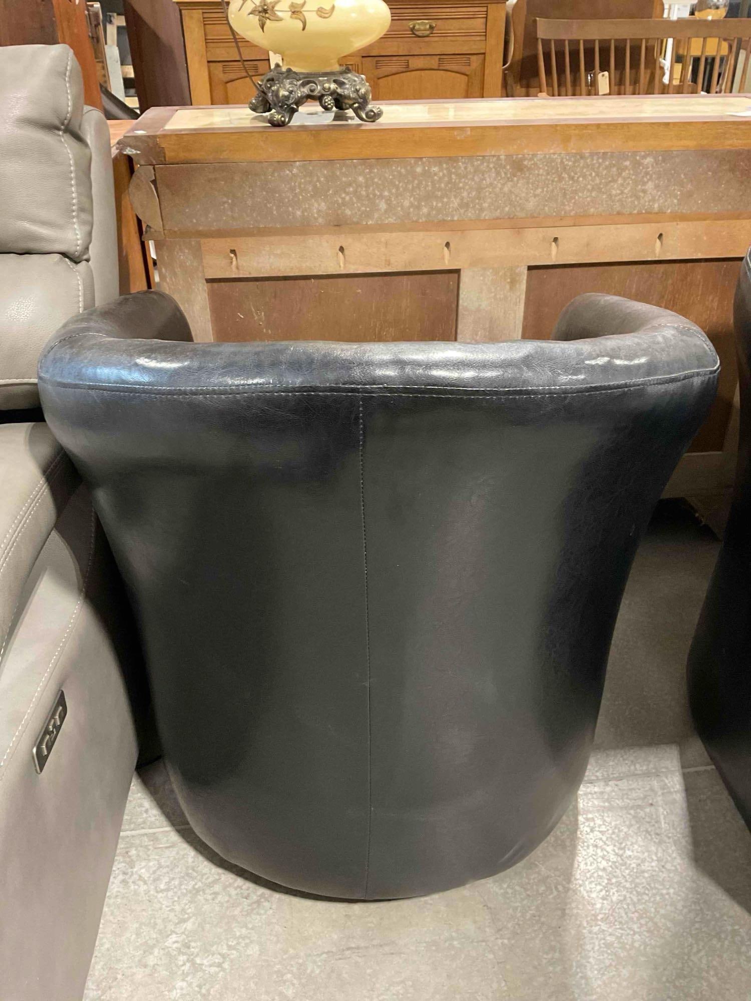 Targeted Marketing Black Faux Leather Barrel Swivel Chair w/ White Accent Pillow. See pics. - 4