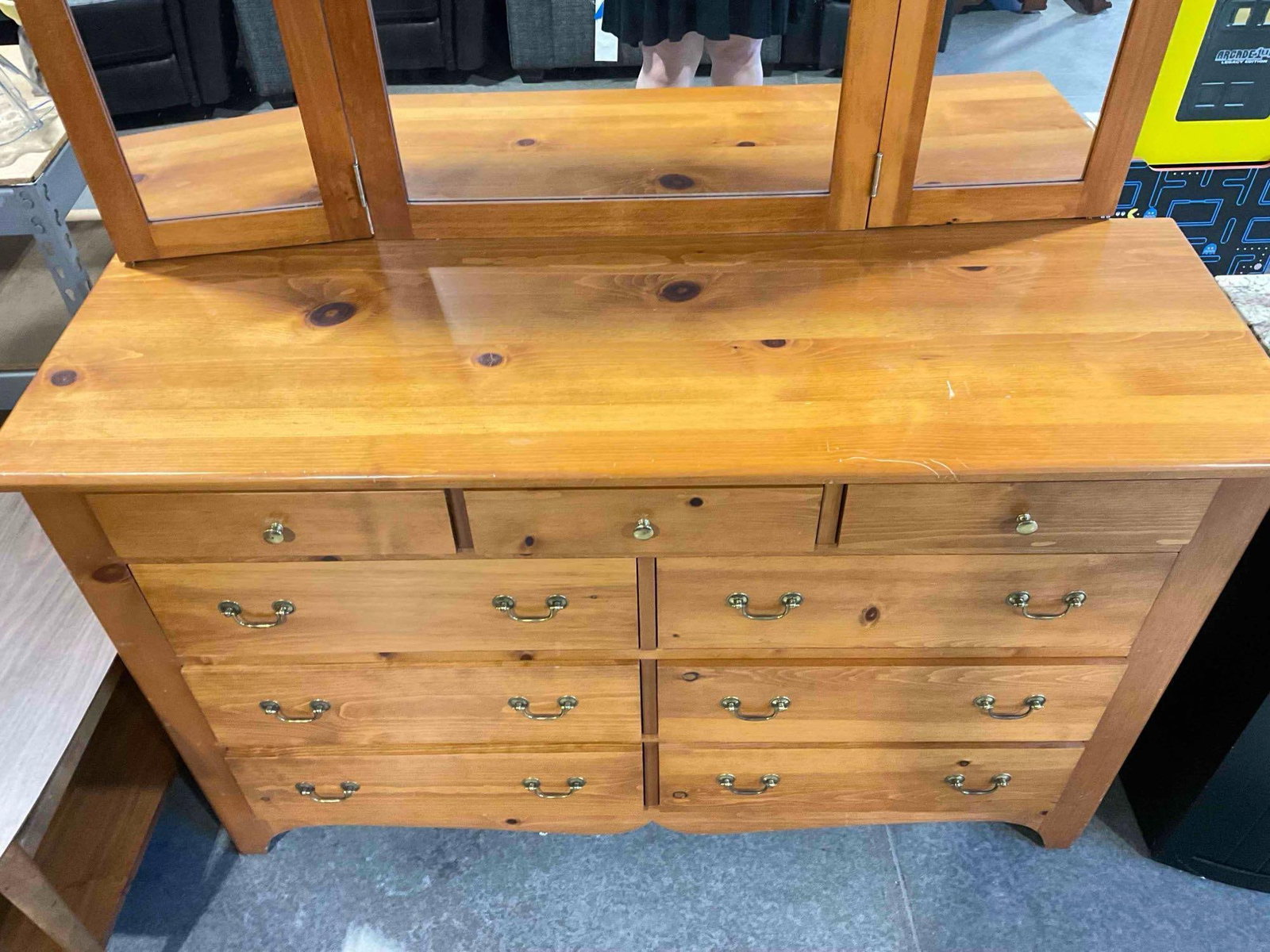 Handsome Vintage Tom Seely Furniture Pine? Wood 9 Drawer Dresser w/ Triptych Mirror. - 4