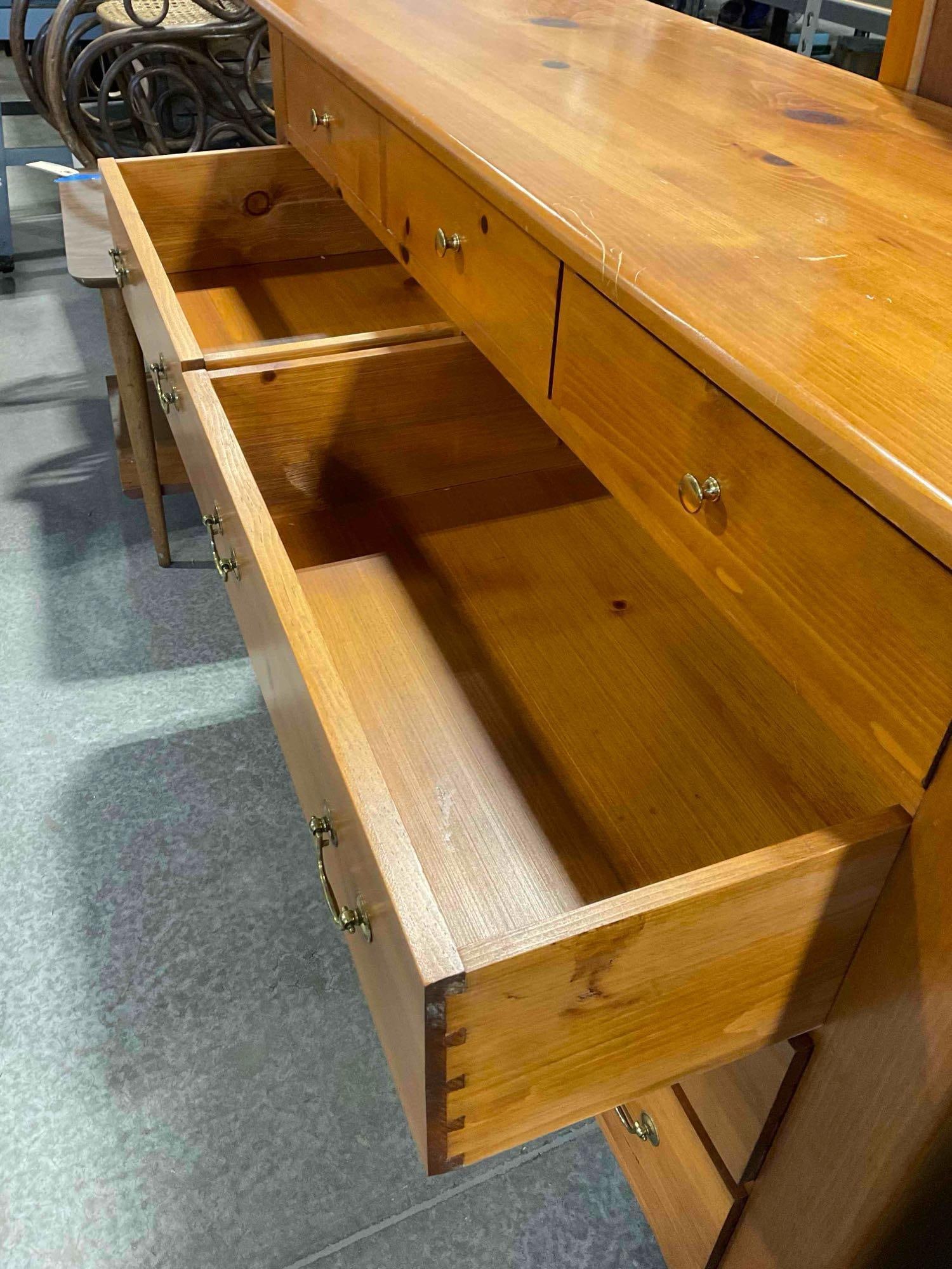 Handsome Vintage Tom Seely Furniture Pine? Wood 9 Drawer Dresser w/ Triptych Mirror. - 7