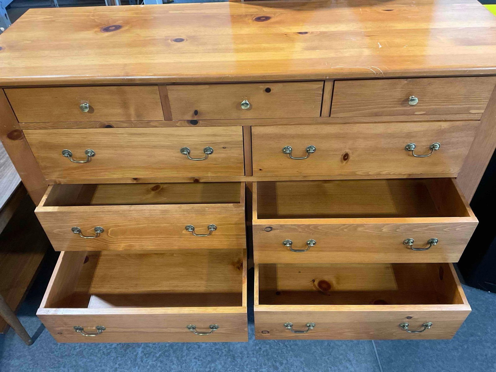 Handsome Vintage Tom Seely Furniture Pine? Wood 9 Drawer Dresser w/ Triptych Mirror. - 8