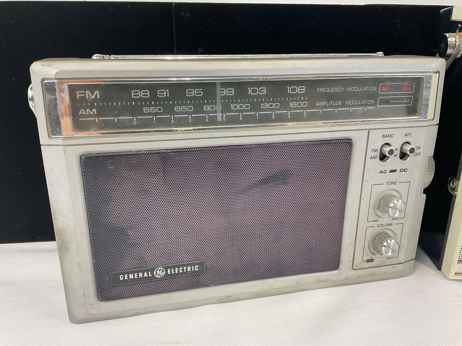 Pair of Vintage General Electric Model No. 7-2850A & Aiwa Solid State 6 Band model AR-158 Radios - 2