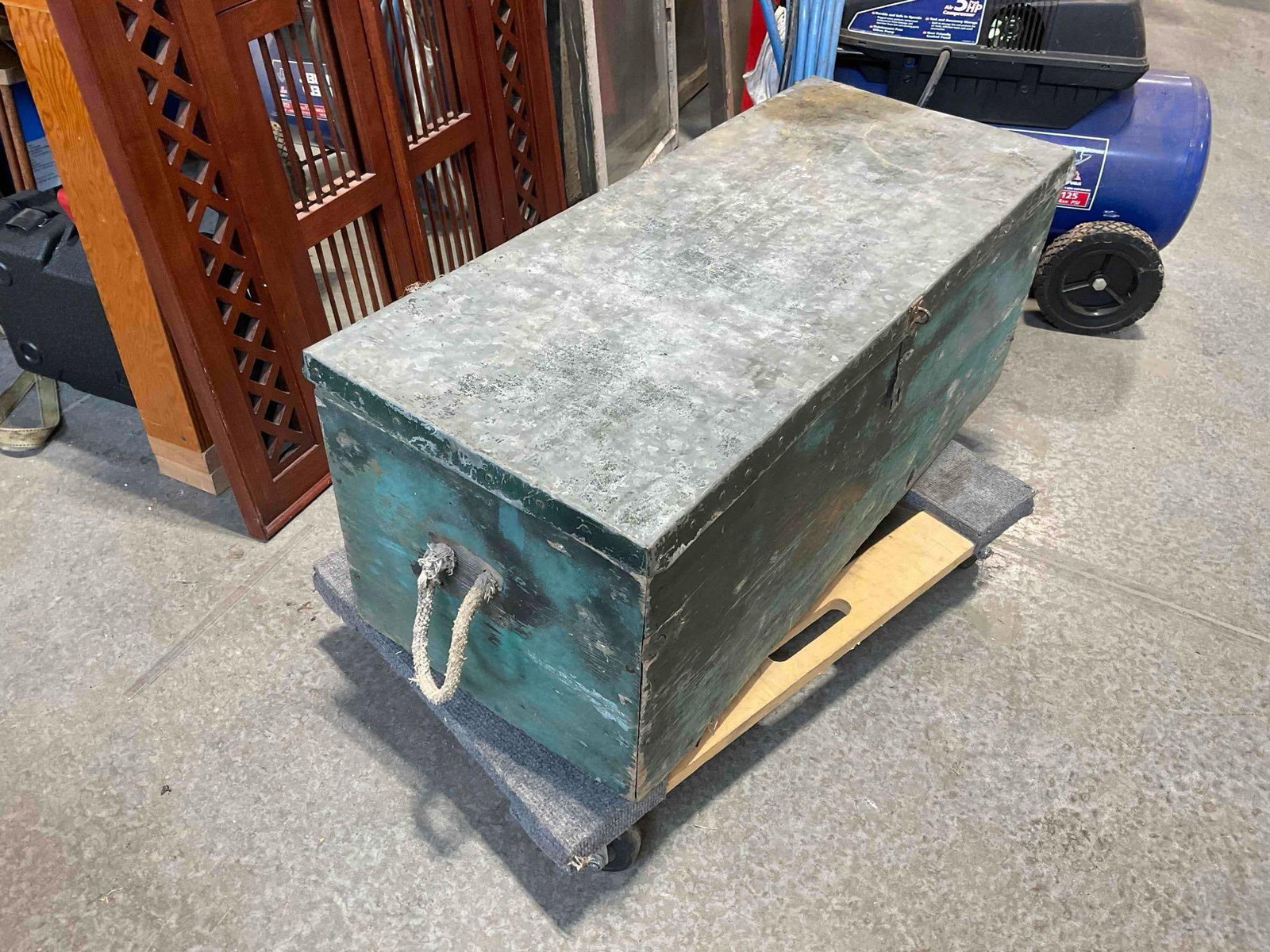 Vintage Green Painted Wood & Metal Tool Chest w/ 5 pcs Hand Saws. See pics. - 2