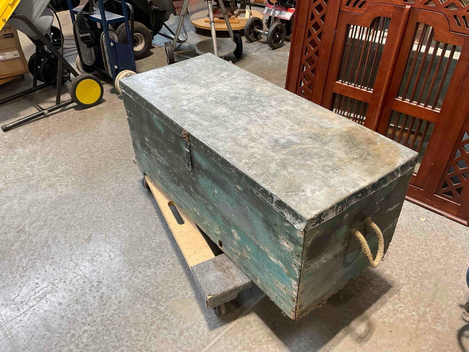 Vintage Green Painted Wood & Metal Tool Chest w/ 5 pcs Hand Saws. See pics. - 3