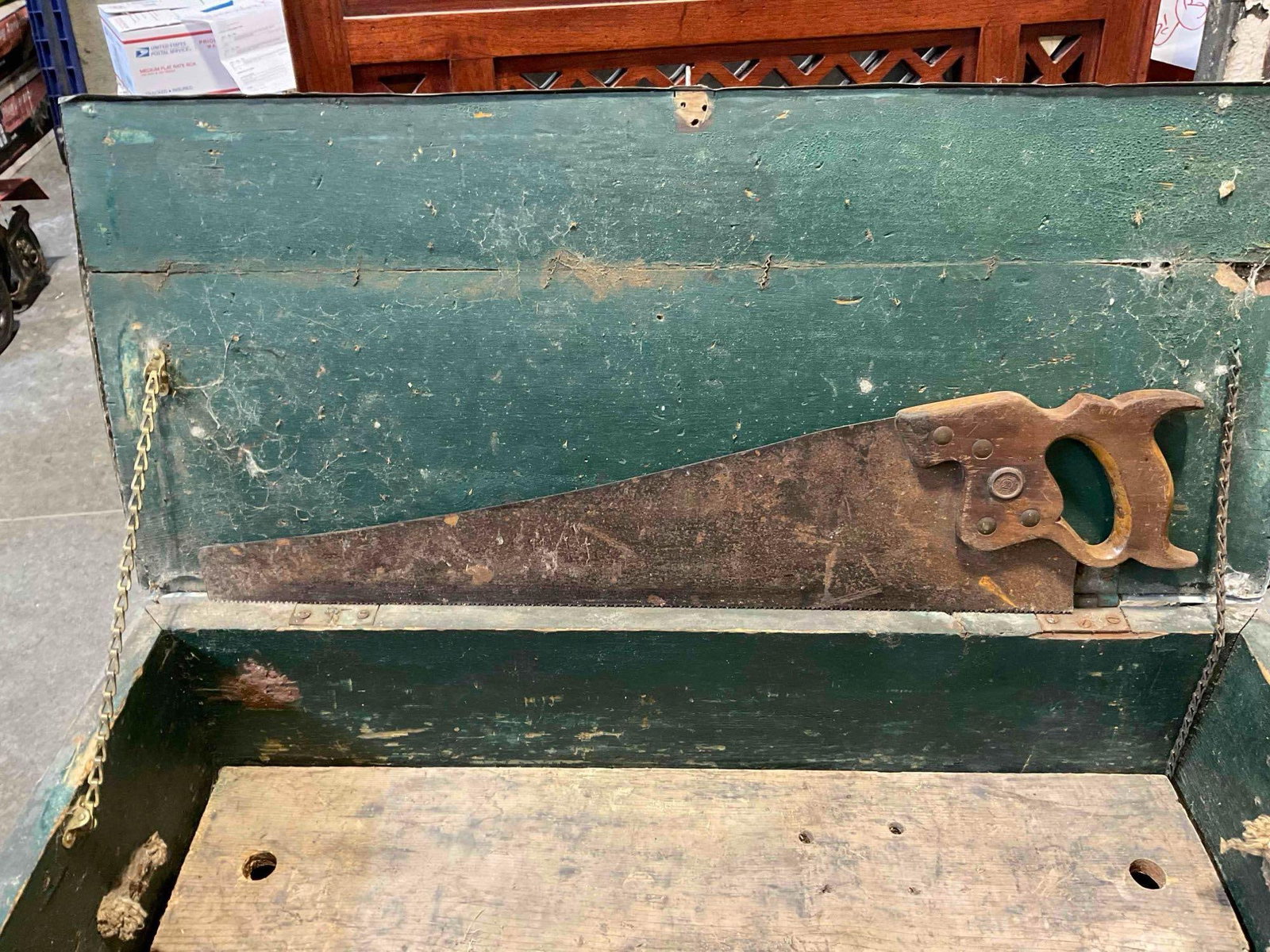 Vintage Green Painted Wood & Metal Tool Chest w/ 5 pcs Hand Saws. See pics. - 4