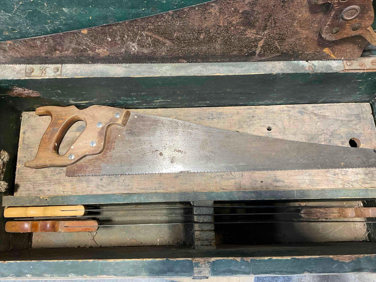 Vintage Green Painted Wood & Metal Tool Chest w/ 5 pcs Hand Saws. See pics. - 5