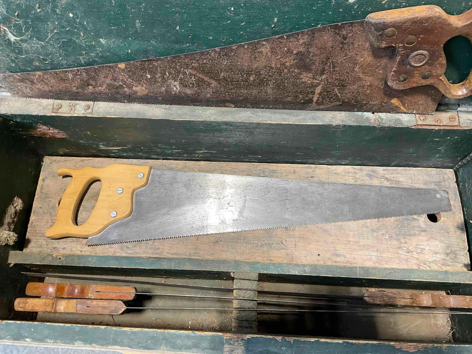 Vintage Green Painted Wood & Metal Tool Chest w/ 5 pcs Hand Saws. See pics. - 7