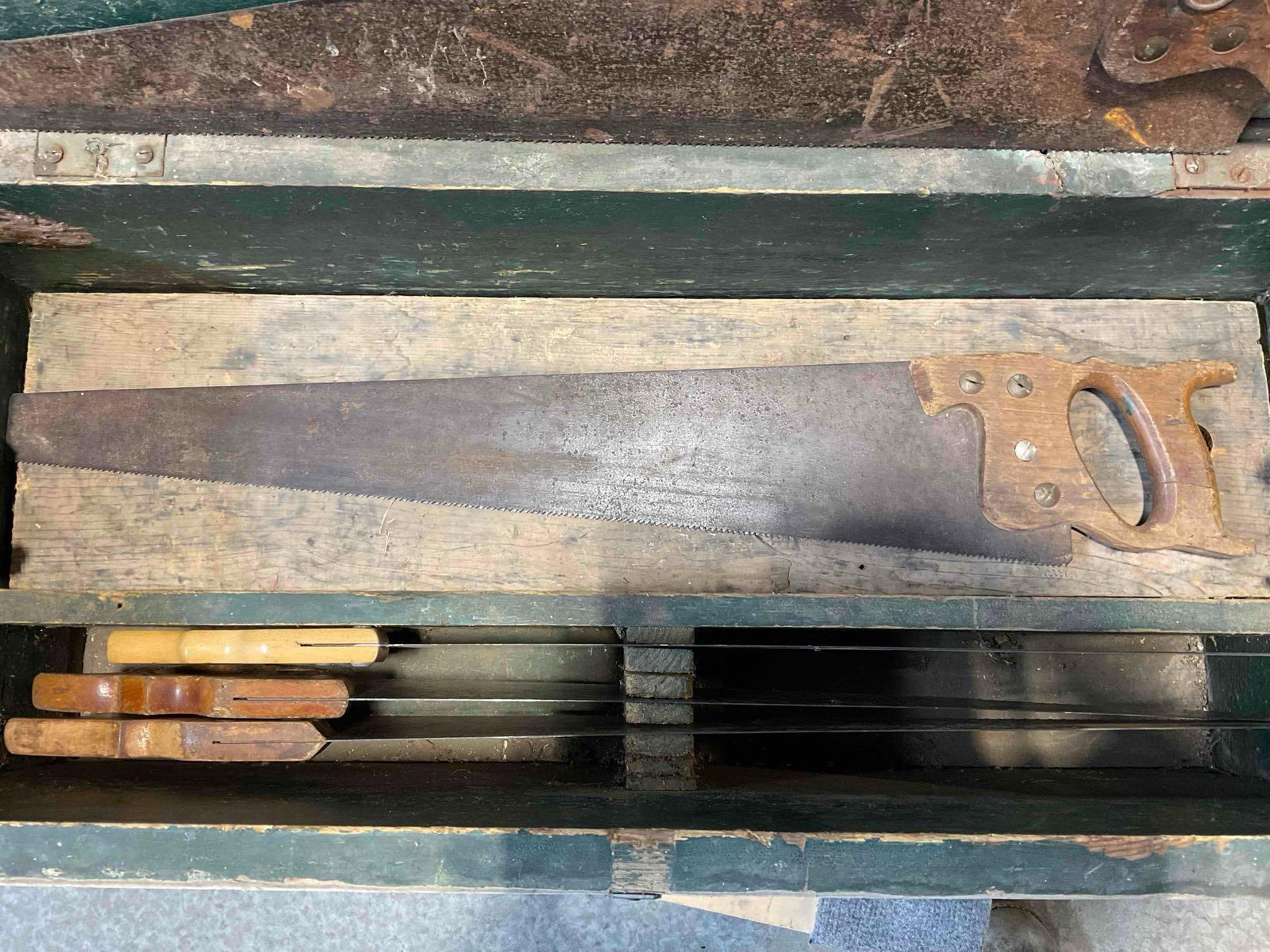 Vintage Green Painted Wood & Metal Tool Chest w/ 5 pcs Hand Saws. See pics. - 8