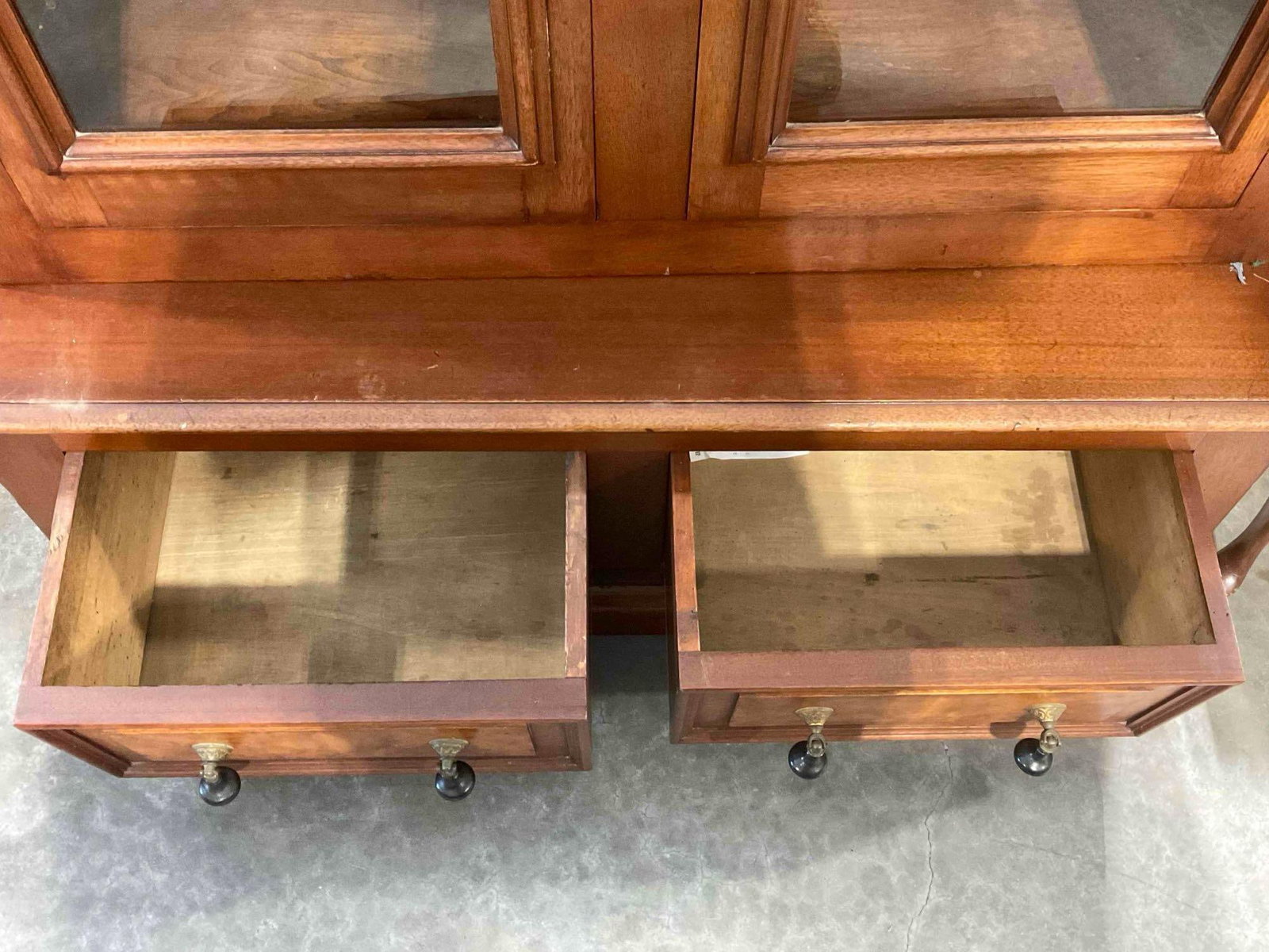 Gorgeous Antique Victorian Walnut & Burl Wood Library Bookcase w/ Arched Glass Doors. - 7