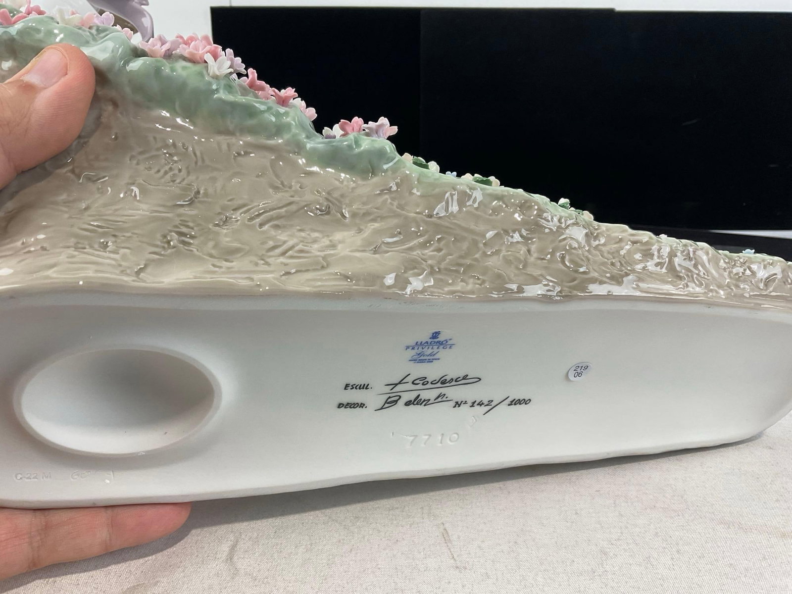 LLADRO Privilege Signed Porcelain Sculpture titled A Sea of Flowers #01007710 w/COA, Original box - 10