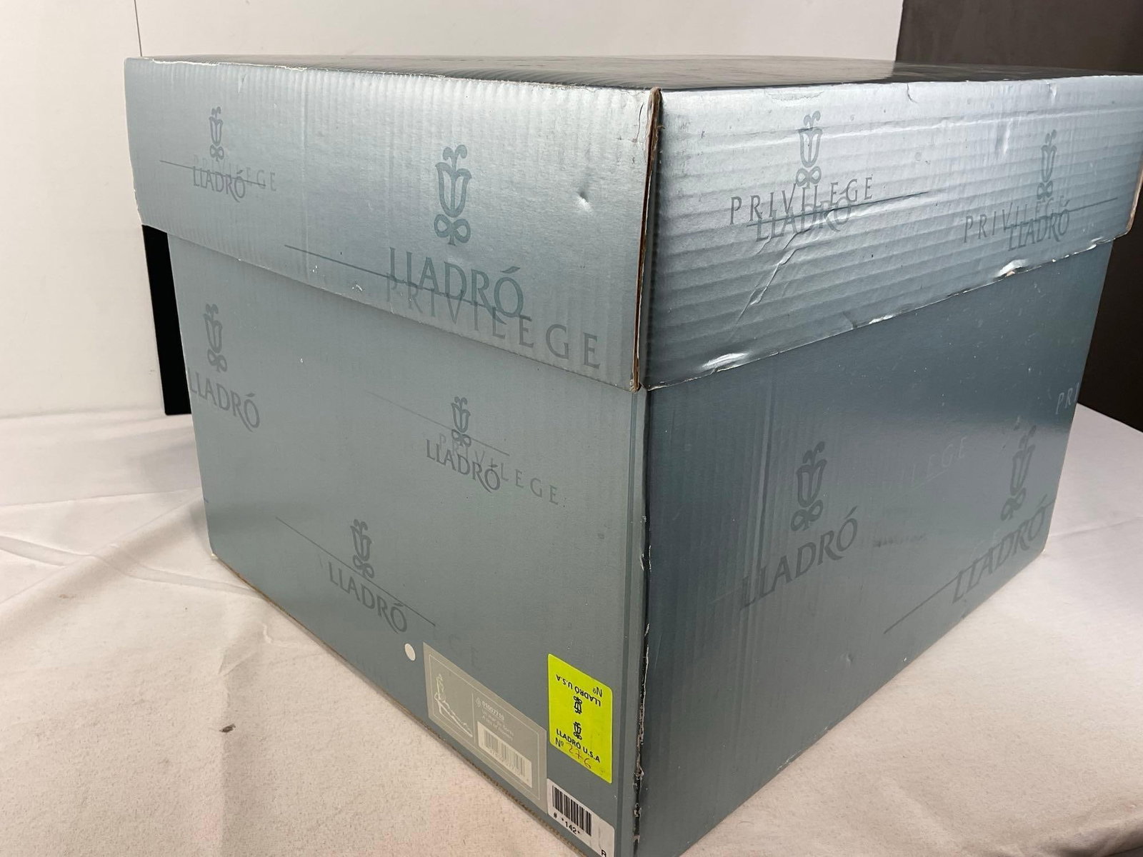 LLADRO Privilege Signed Porcelain Sculpture titled A Sea of Flowers #01007710 w/COA, Original box - 15