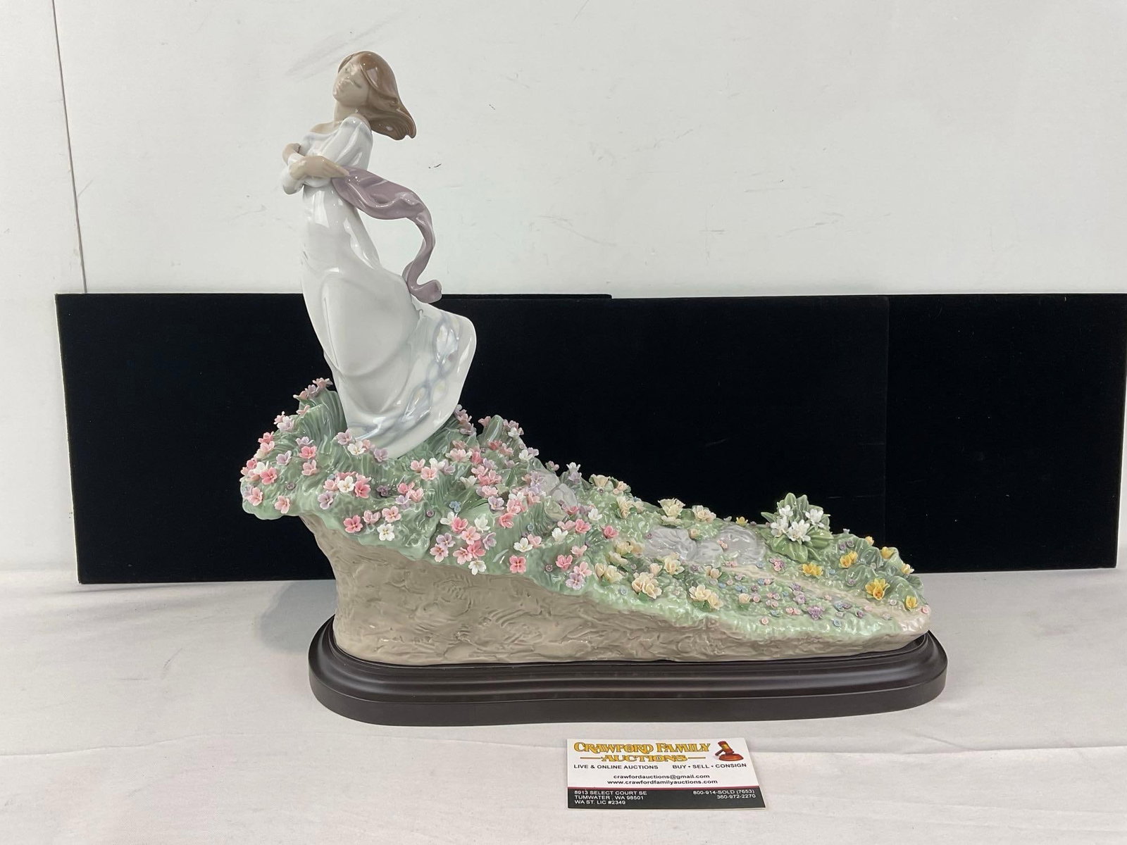 LLADRO Privilege Signed Porcelain Sculpture titled A Sea of Flowers #01007710 w/COA, Original box: Rare Issued in 2006 and retired in 2011. Previously listed for 2500-3000 dollars. It is a limited Privilege Gold edition of only 1,000 pieces. Is signed and numbered 142 /1000 Looks to be in