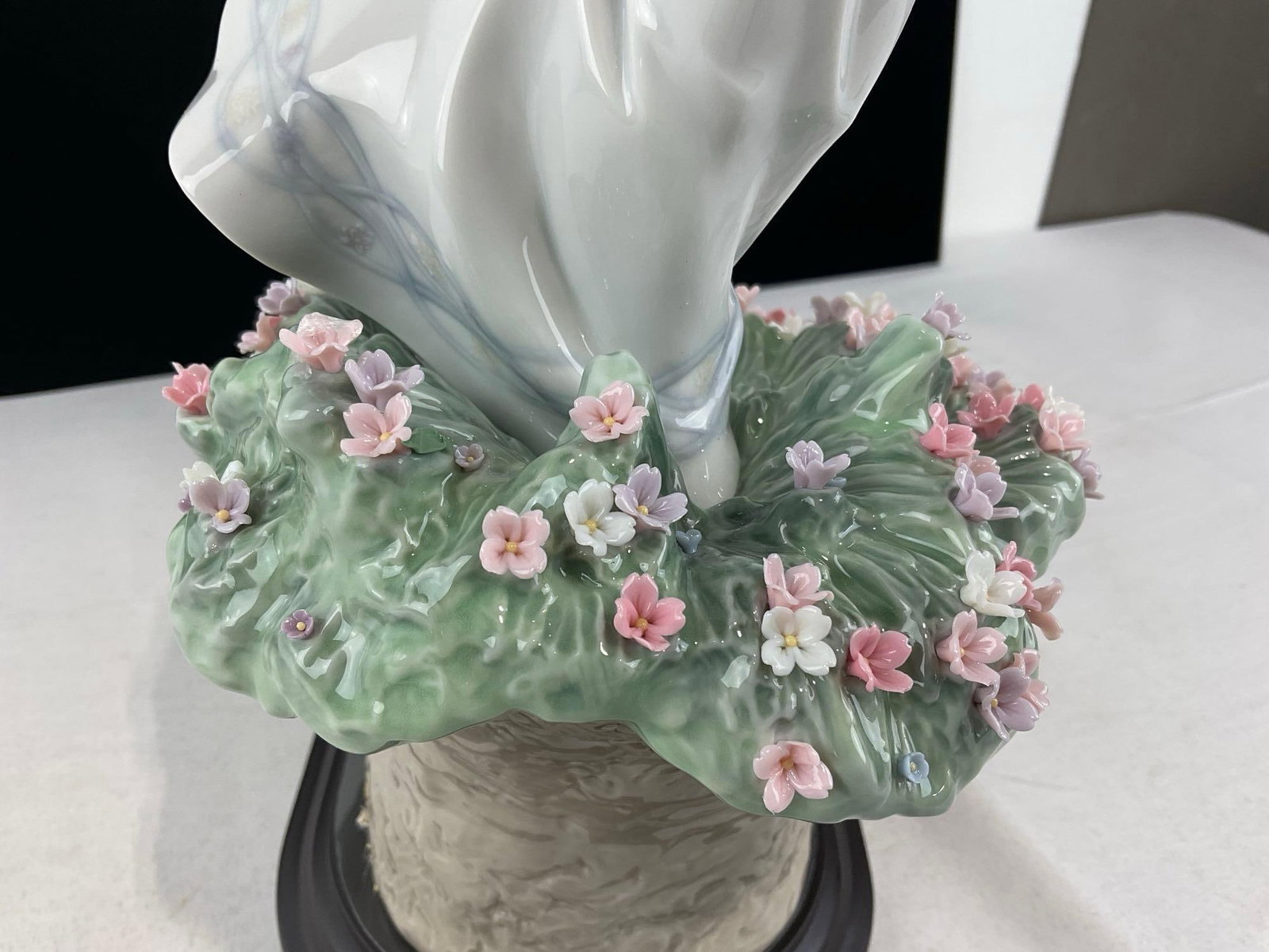 LLADRO Privilege Signed Porcelain Sculpture titled A Sea of Flowers #01007710 w/COA, Original box - 4