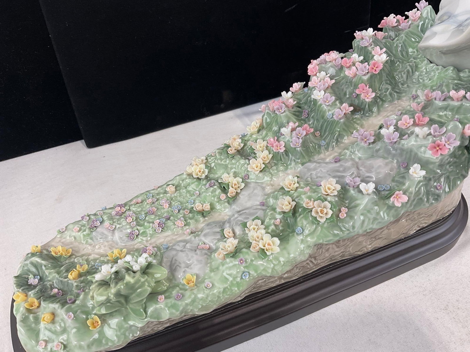 LLADRO Privilege Signed Porcelain Sculpture titled A Sea of Flowers #01007710 w/COA, Original box - 7