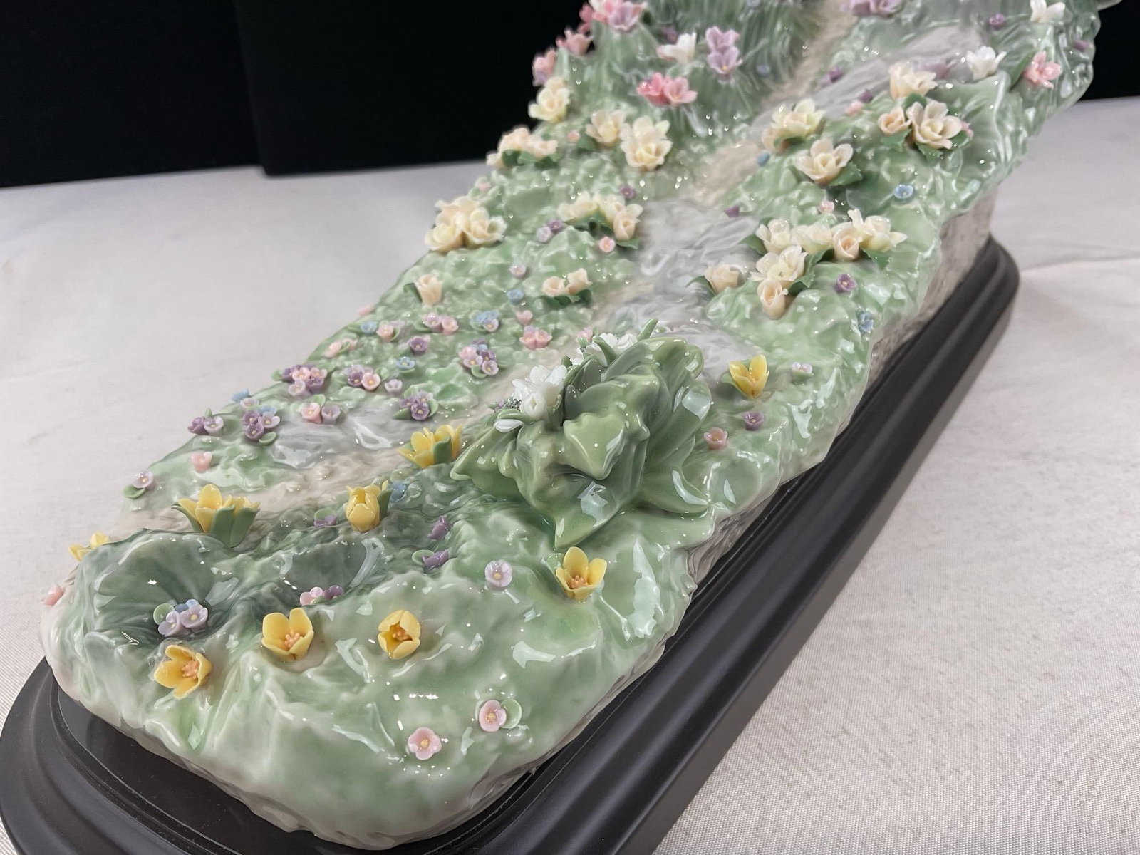 LLADRO Privilege Signed Porcelain Sculpture titled A Sea of Flowers #01007710 w/COA, Original box - 8