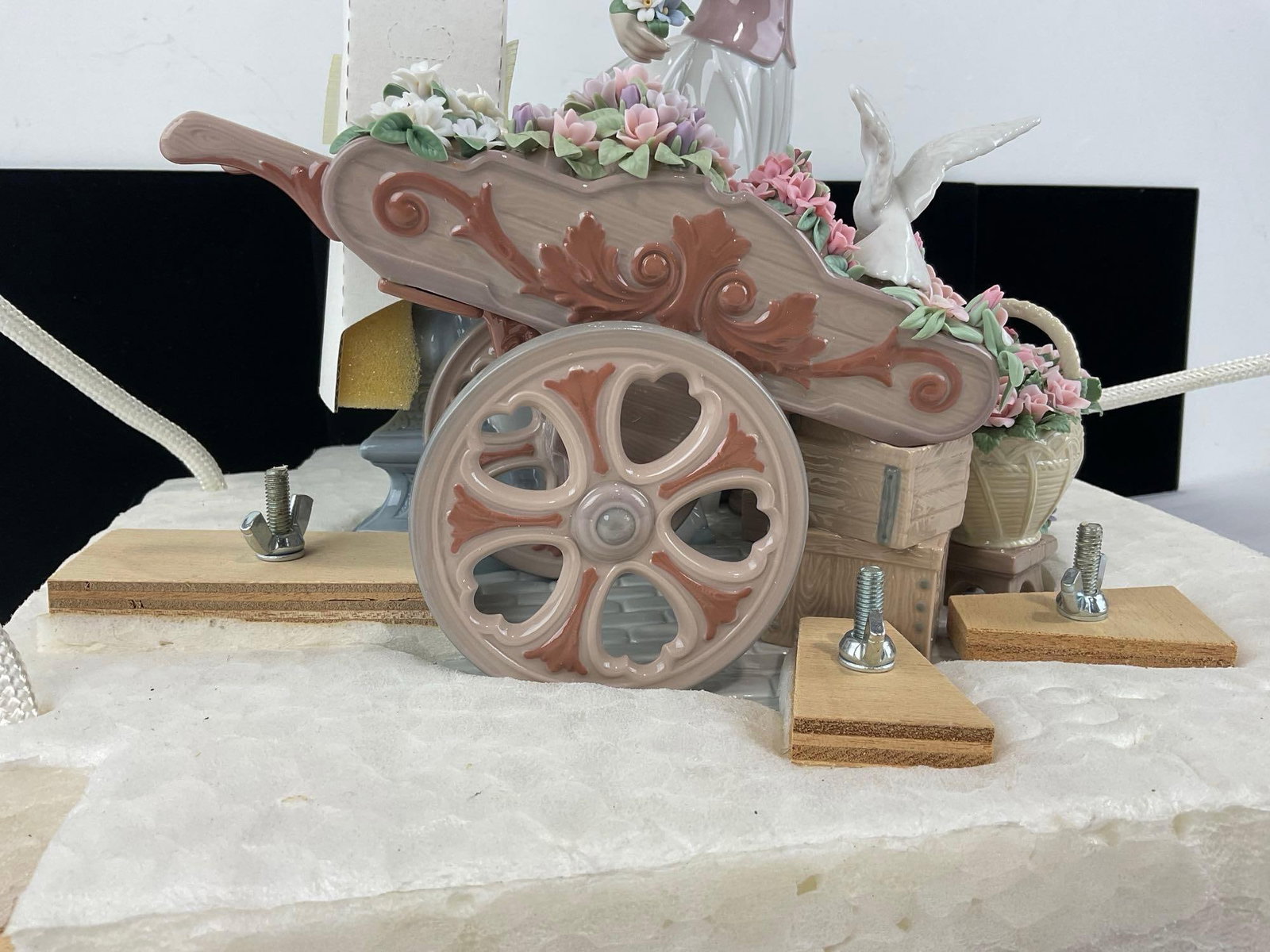 Rare Gorgeous LLADRO Sculpture #010.06809 Flowers For Everyone In Open OG Box , 23x18x18 inches - 2